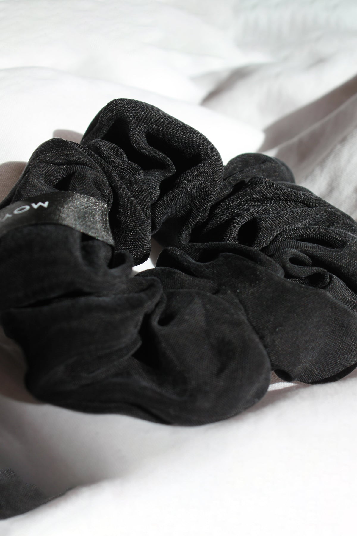 Grauer Haargummi Scrunchie aus 100% Cupro von Moya Kala