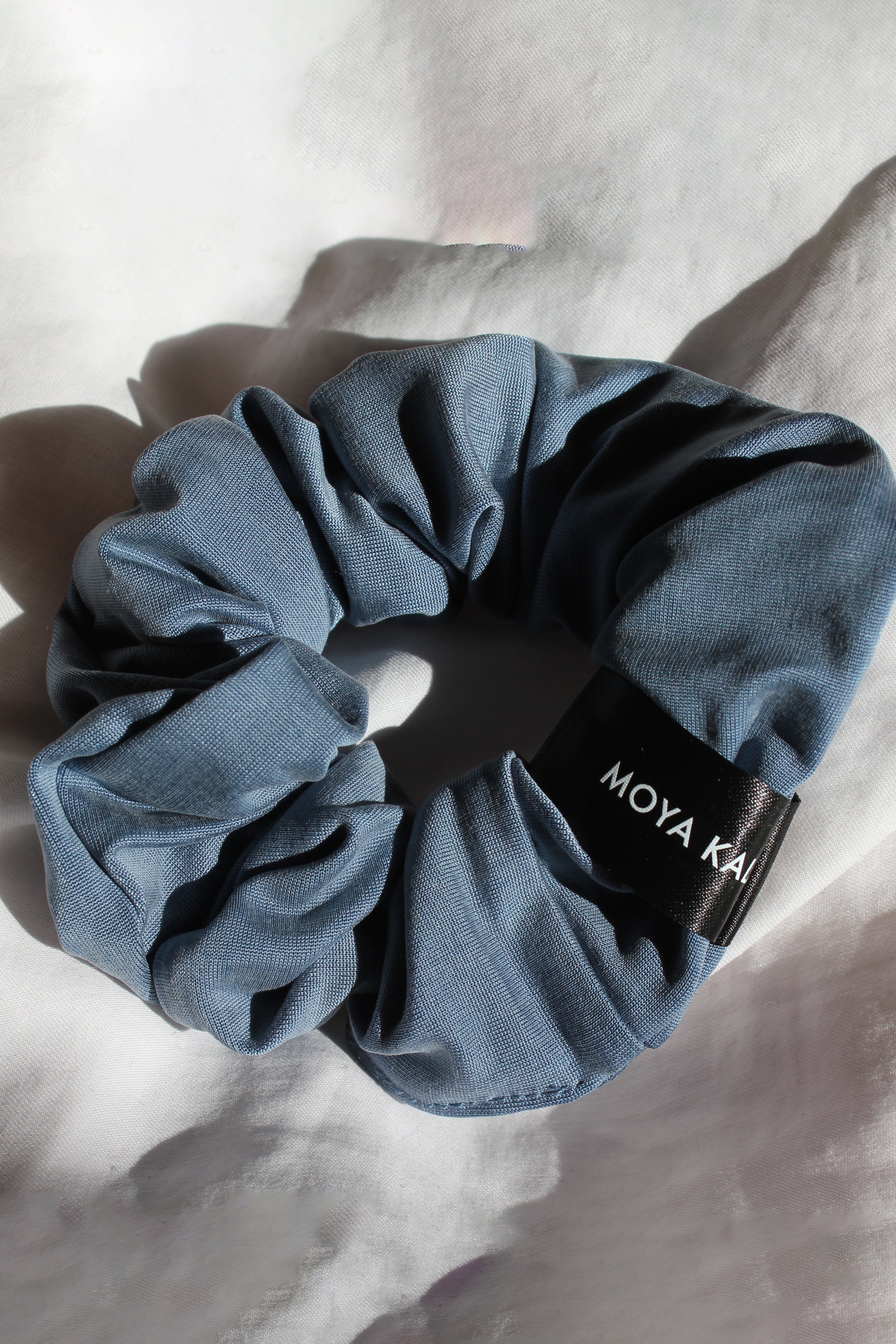 Blauer Haargummi Scrunchie aus Cupro von Moya Kala