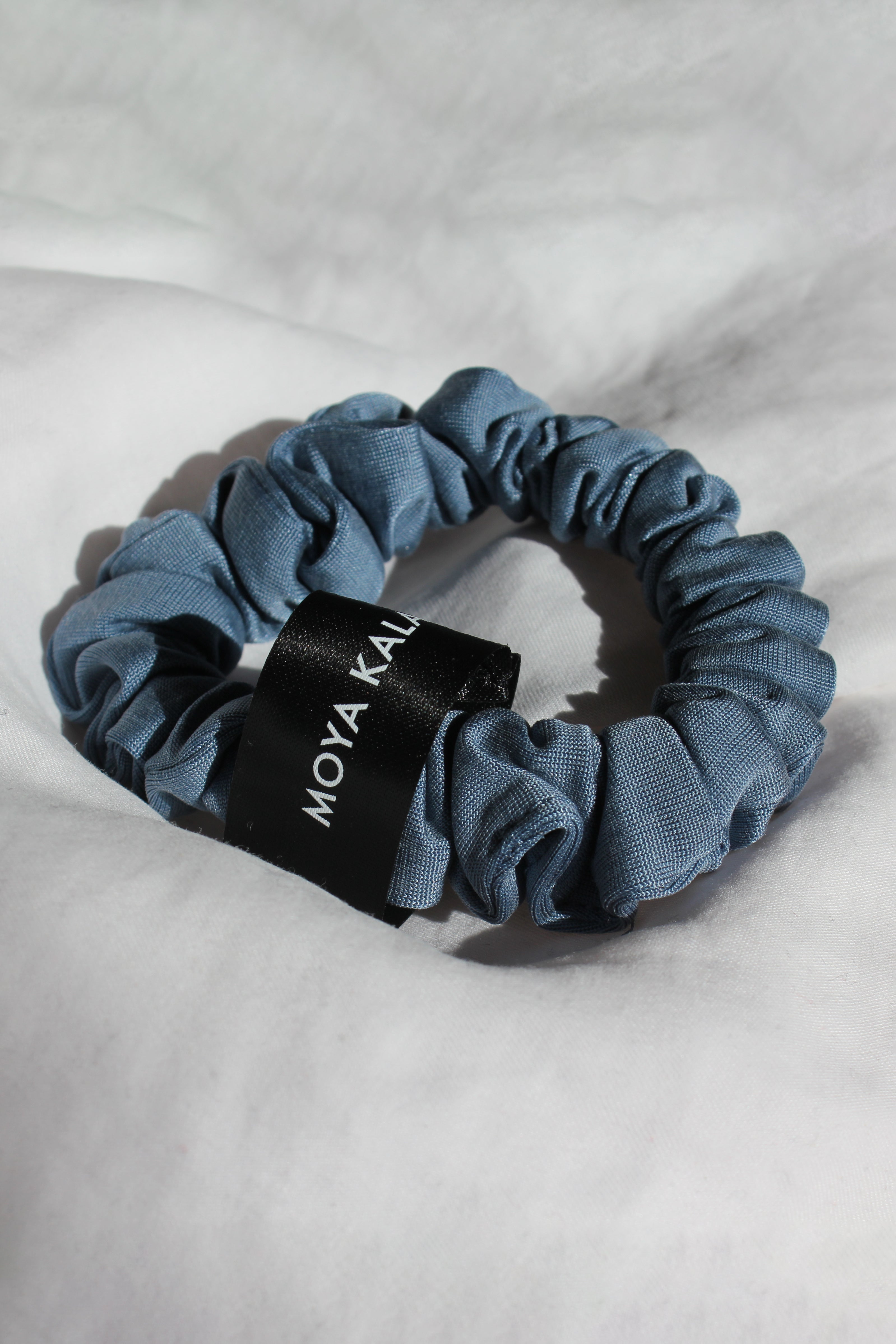 Blauer Haargummi Scrunchie aus Cupro von Moya Kala