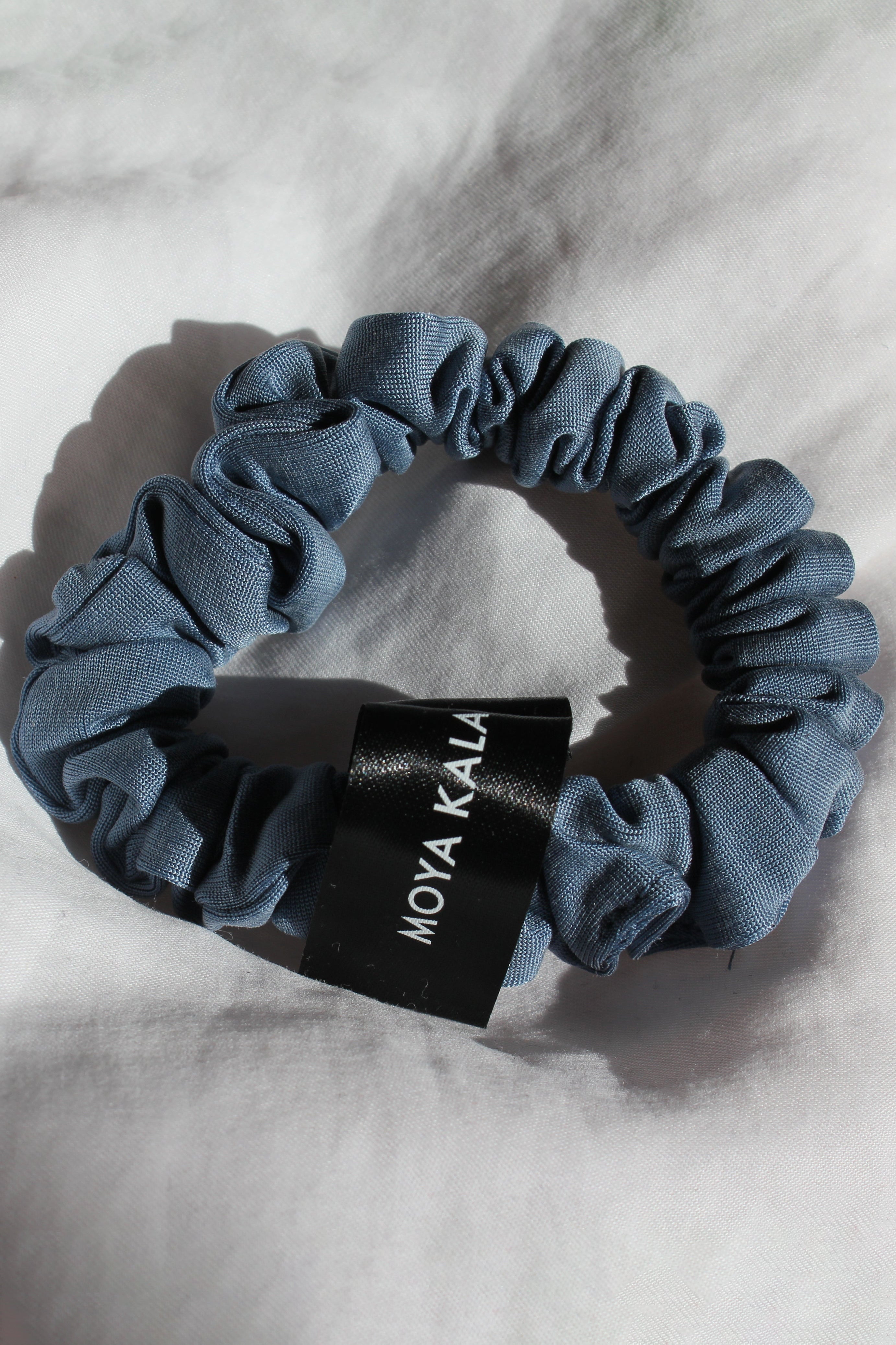 Blauer Haargummi Scrunchie aus Cupro von Moya Kala