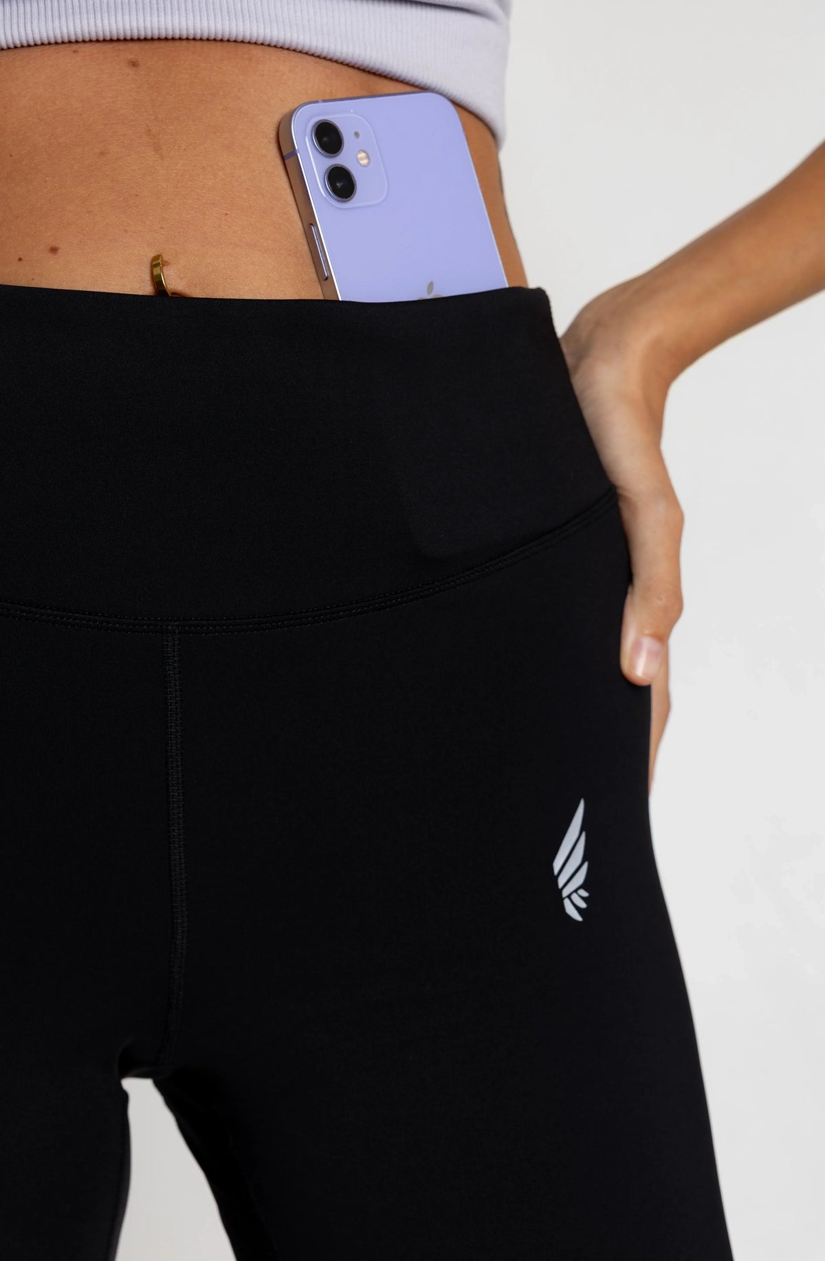 NIVɅYS sustainable activewear woman in black leggings
