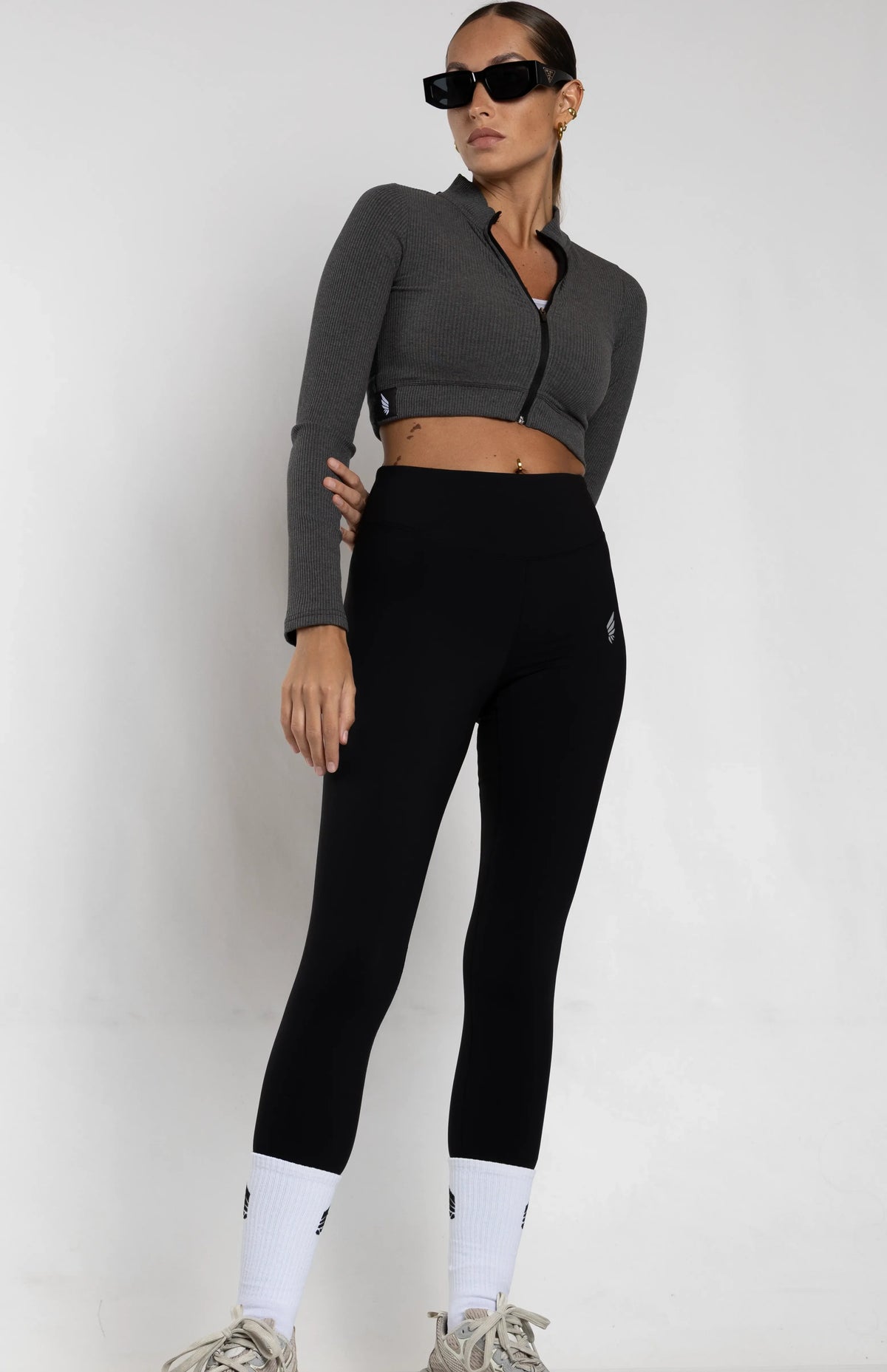 NIVɅYS sustainable activewear woman in workout leggings and sports outfit