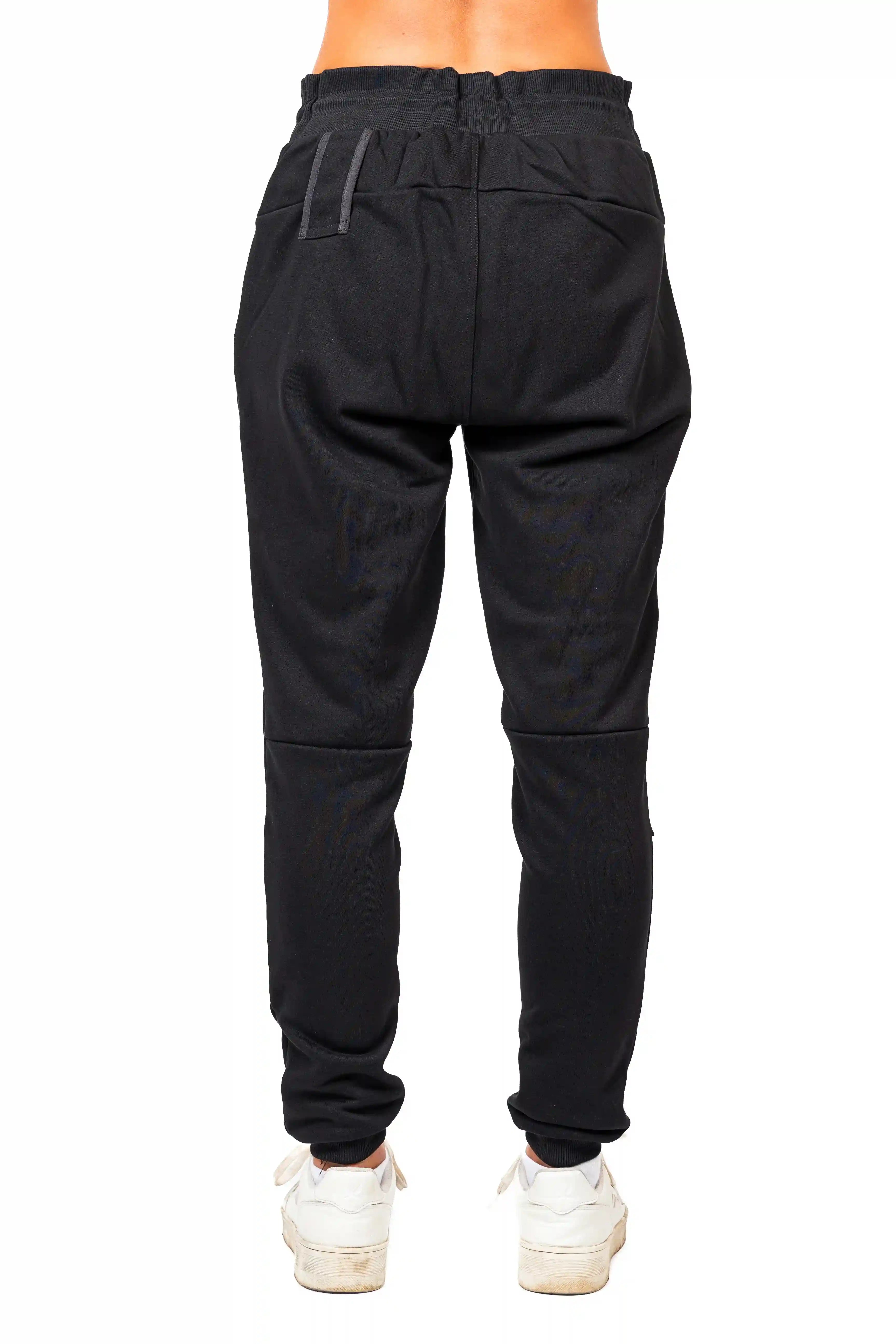 Comfortable and flexible NIVɅYS eco-friendly activewear.