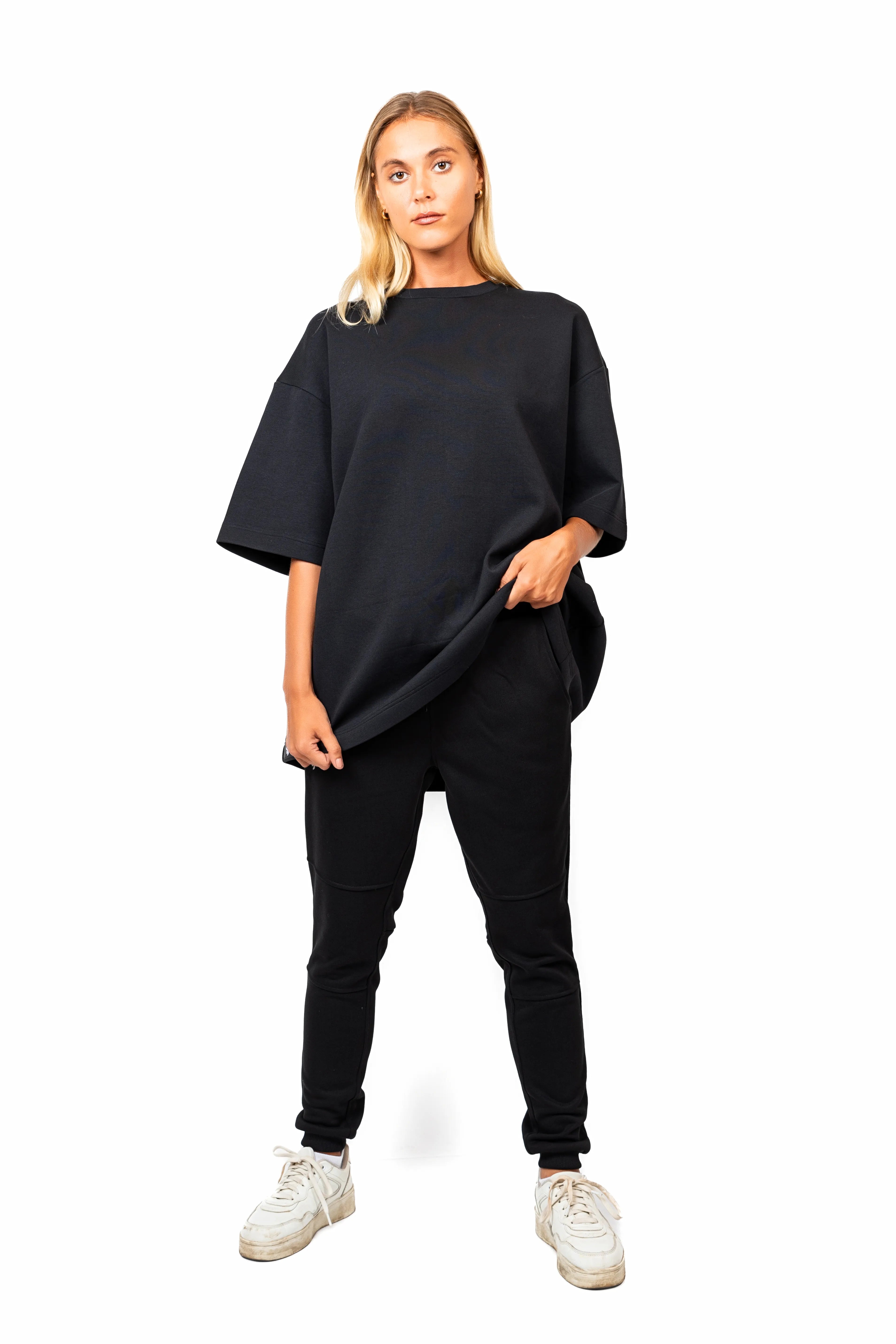 Comfortable and well-fitting NIVɅYS ethical activewear.