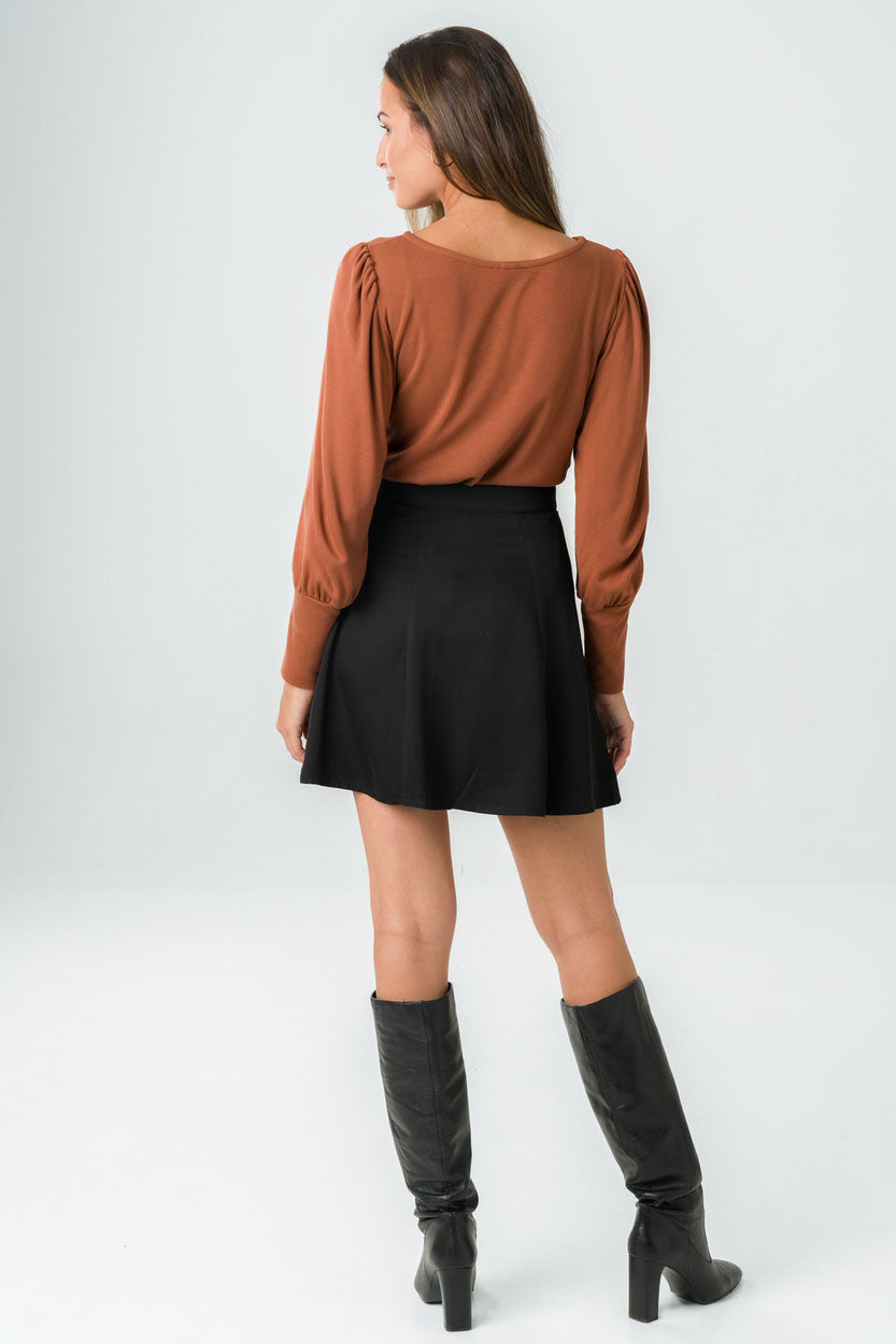 Jupe verte boutonnée en Tencel, fabriquée au Portugal, alliant confort, style et engagement écologique.