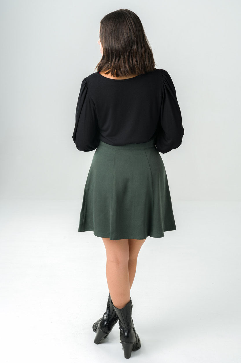 Jupe courte boutonnée en Tencel verte, éco-responsable et fabriquée au Portugal pour une mode durable et élégante.