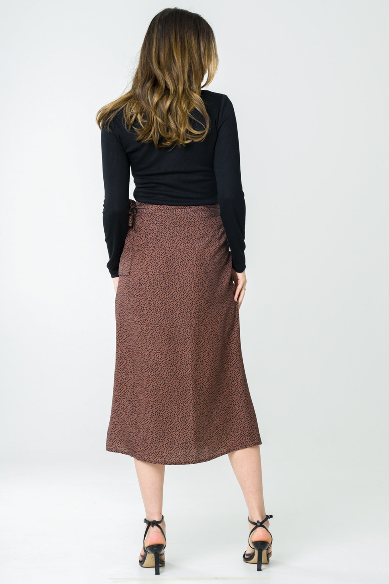 Jupe terracotta motif léopard en tencel, fabrication éthique au Portugal, alliant modernité et fluidité pour une tenue tendance et respectueuse de l'environnement.