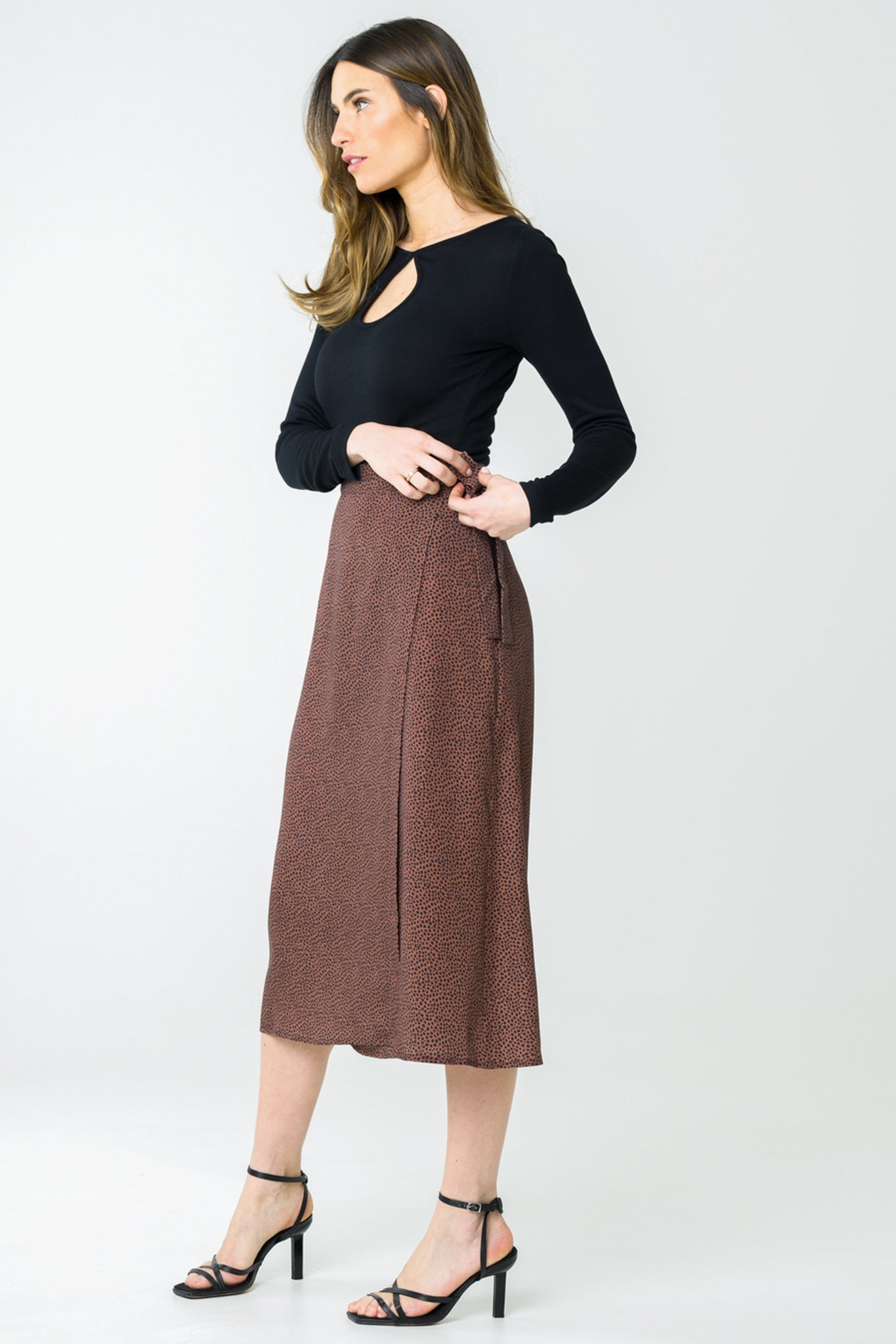 Jupe en tencel terracotta à motif léopard, fabriquée au Portugal, avec une coupe fluide et un imprimé sauvage pour un look à la fois élégant et durable.
