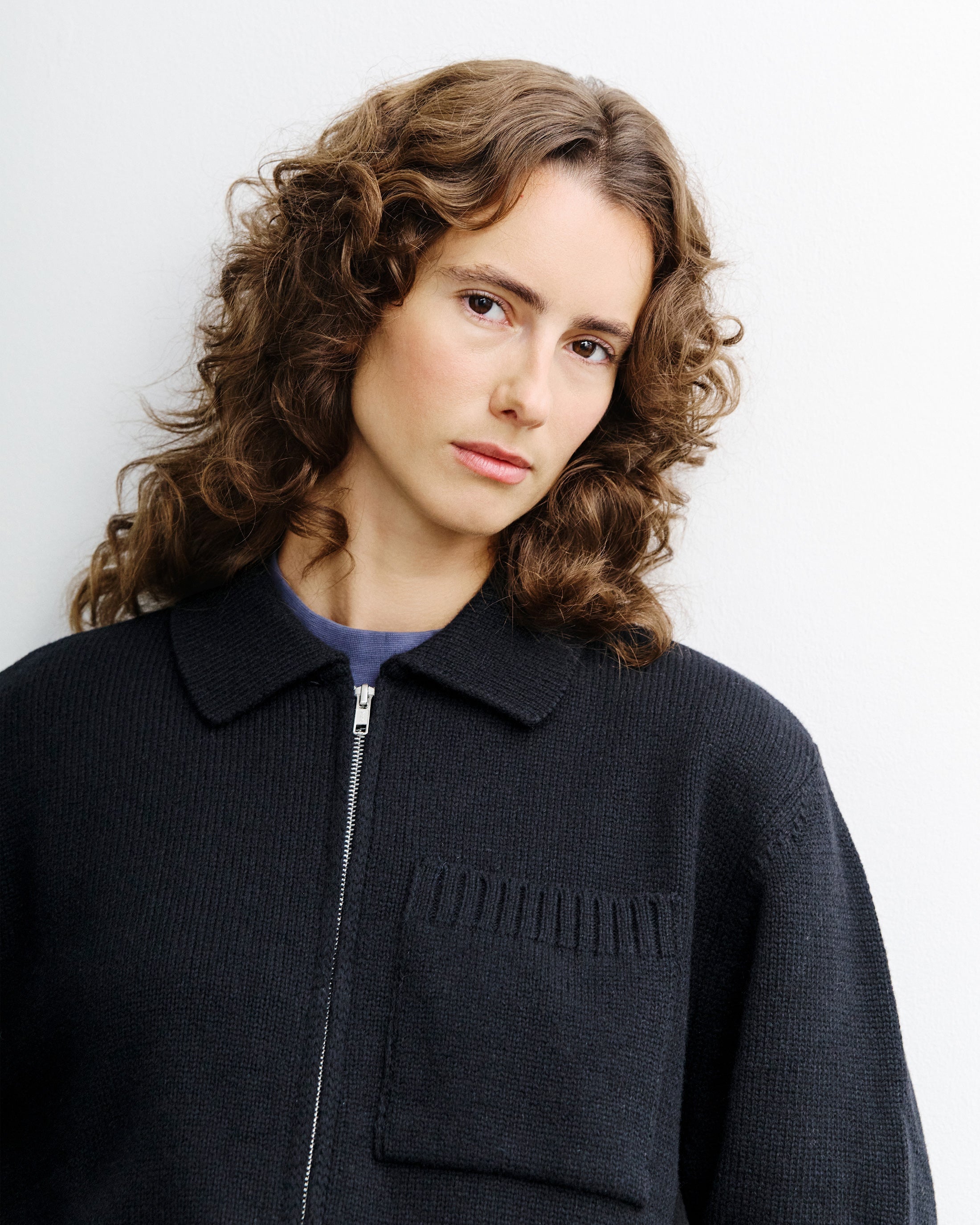 Schwarze Strickjacke Polo aus recycelter Wolle von Rotholz