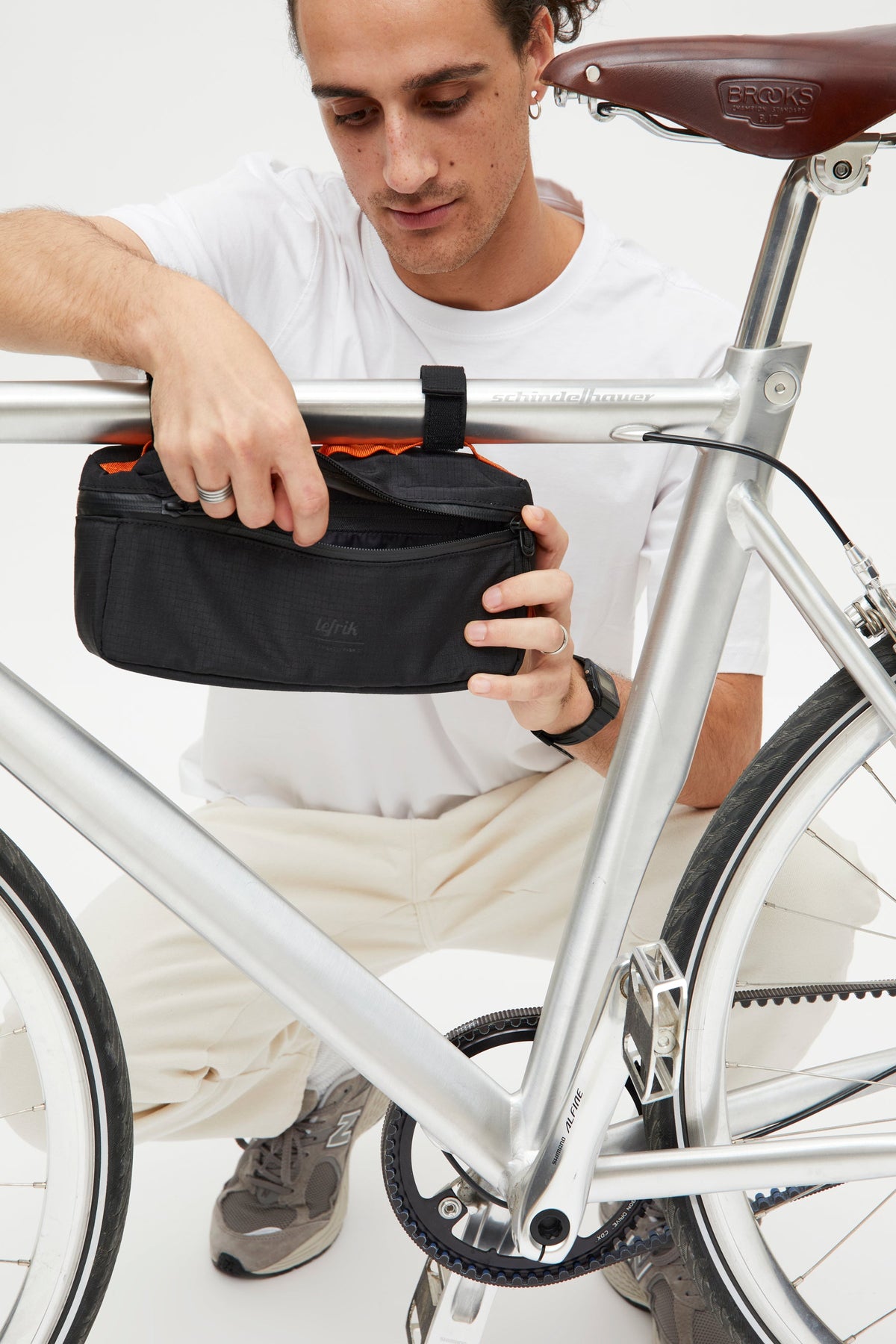 Black Vandra bike bag made from recycled PET from Lefrik