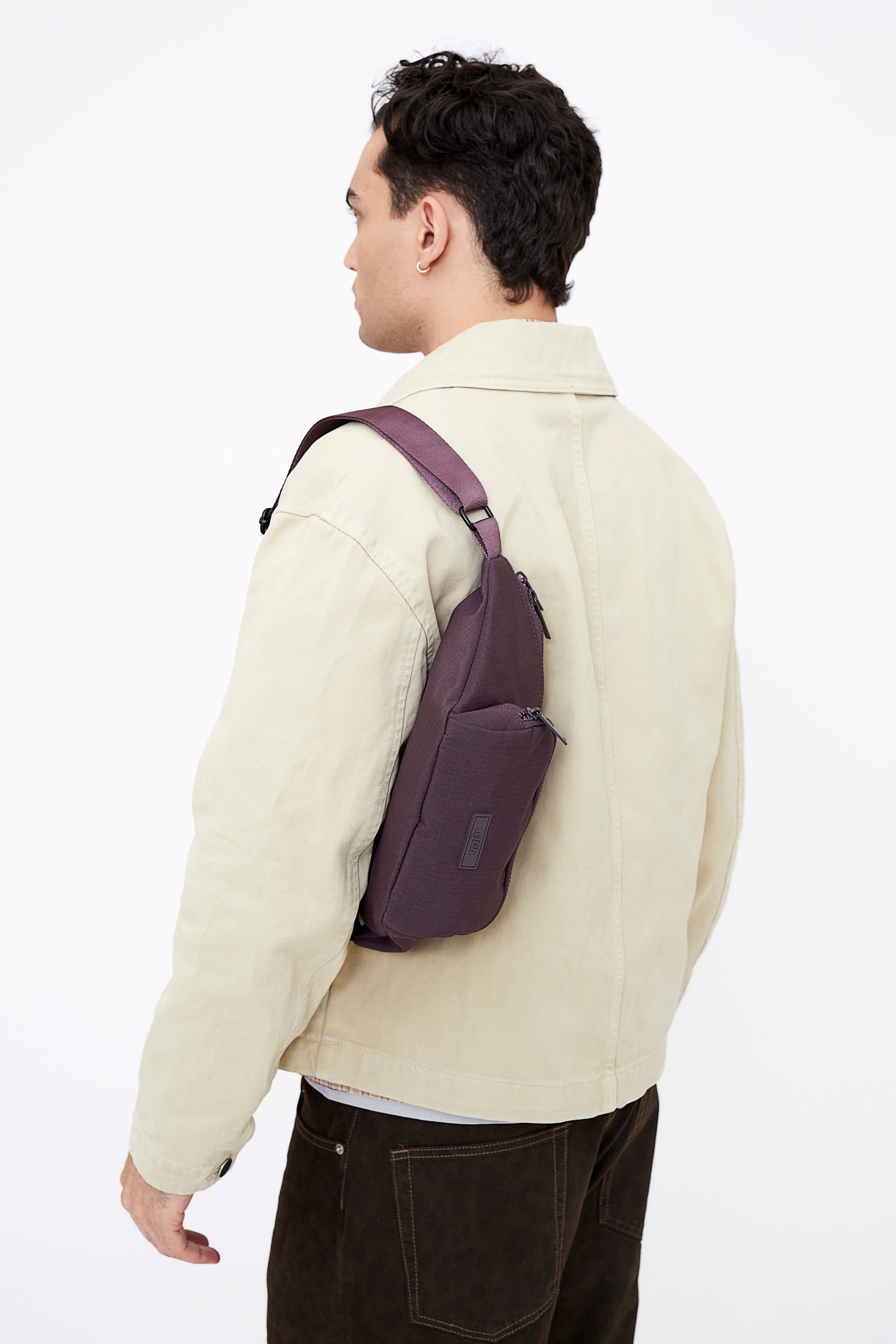 Violette Bauchtasche Atlas aus recycelten PET-Flaschen von Lefrik