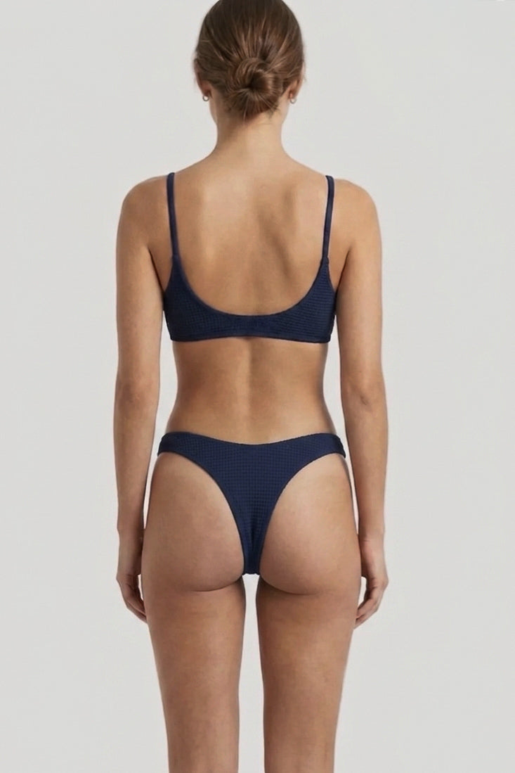 Blaue Bikinihose Laala aus recyceltem Polyamid von Pura Clothing