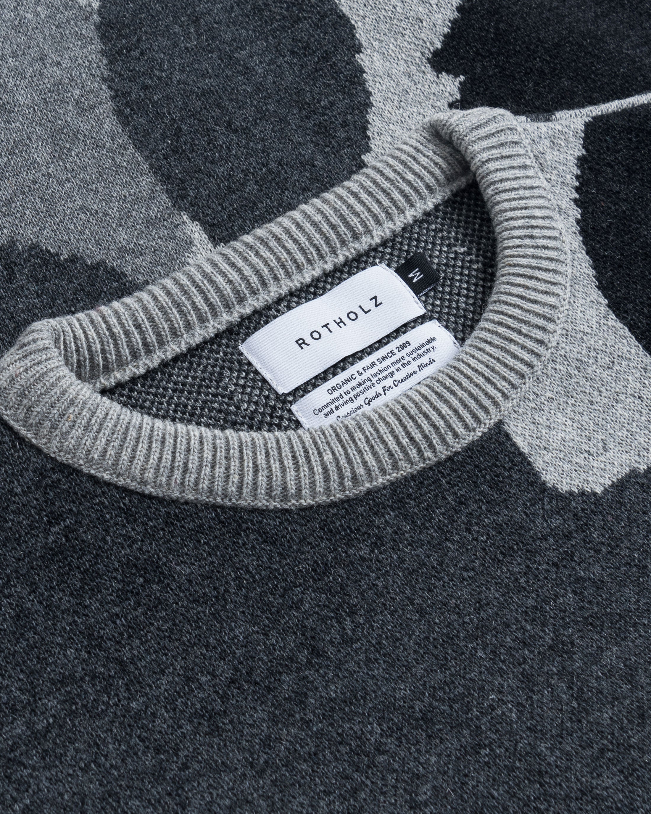 Grauer Strickpullover aus recycelter Wolle von Rotholz