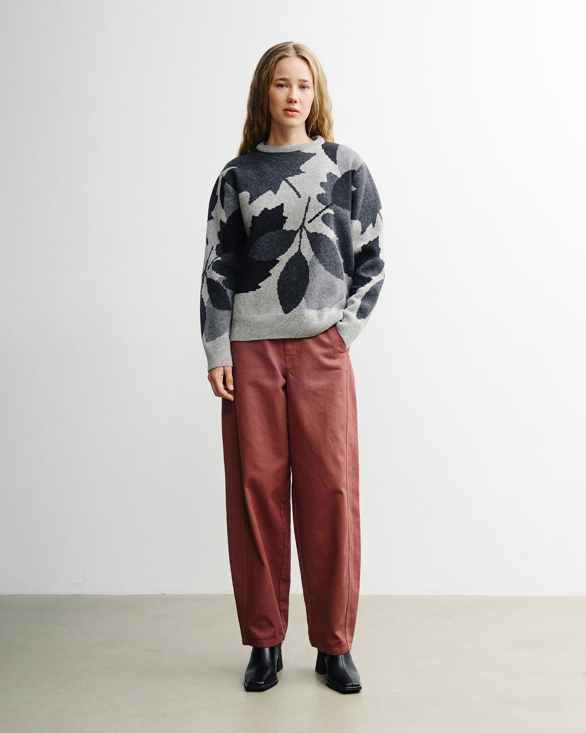 Grauer Strickpullover aus recycelter Wolle von Rotholz