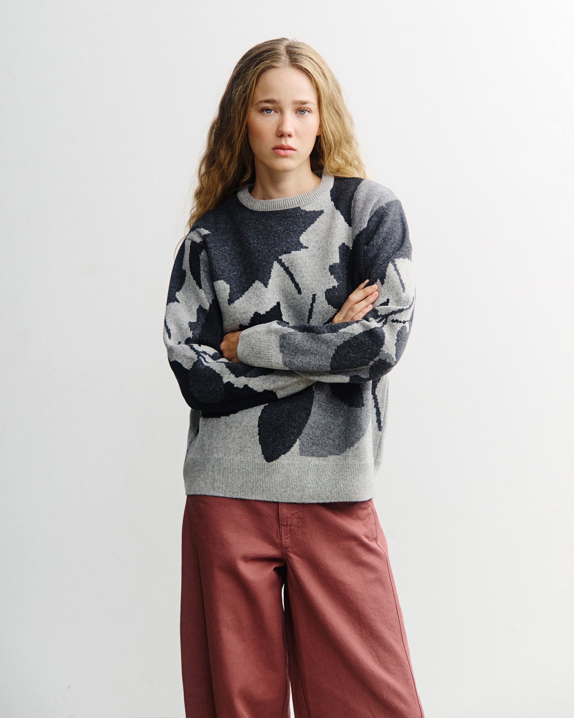 Grauer Strickpullover aus recycelter Wolle von Rotholz