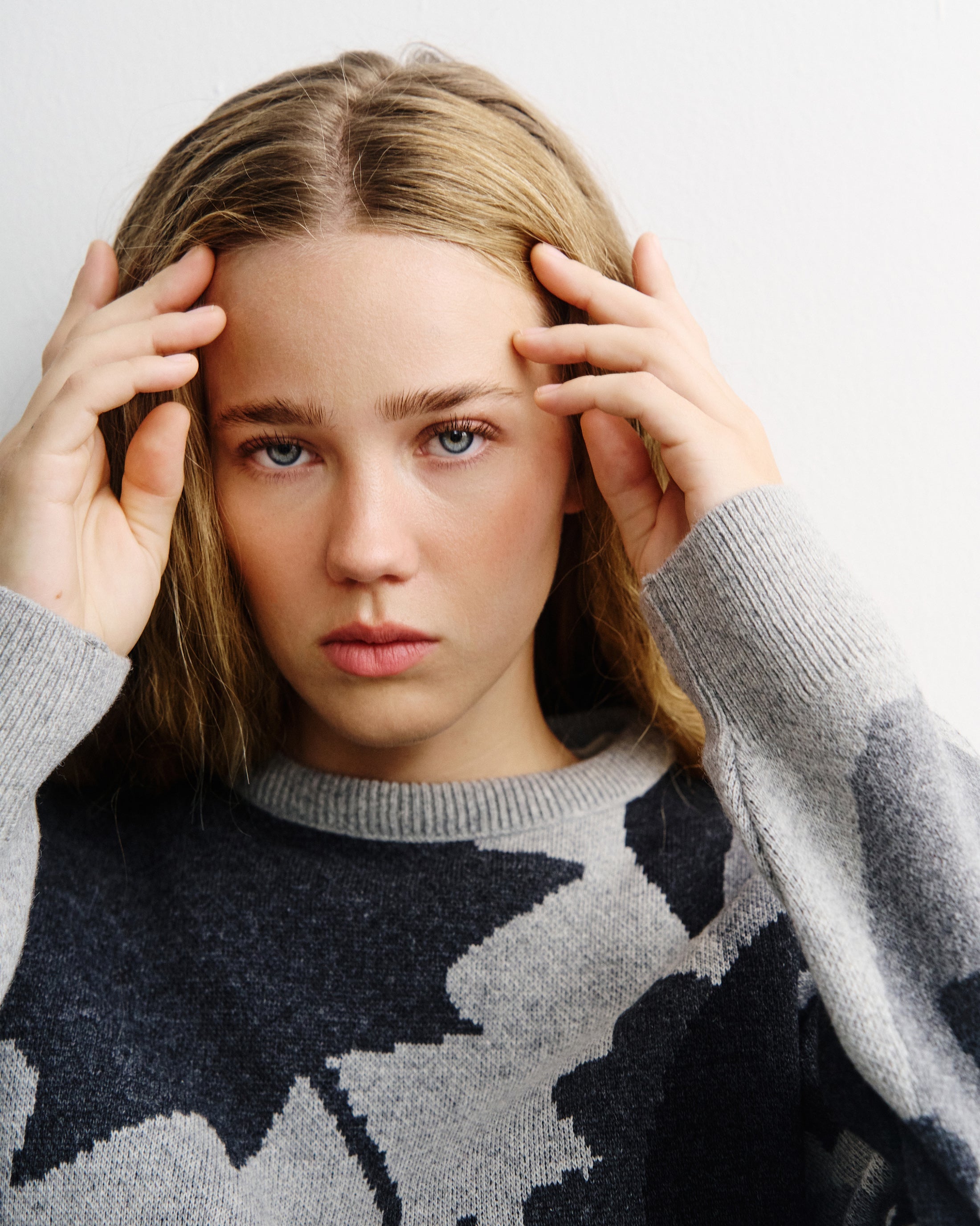 Grauer Strickpullover aus recycelter Wolle von Rotholz