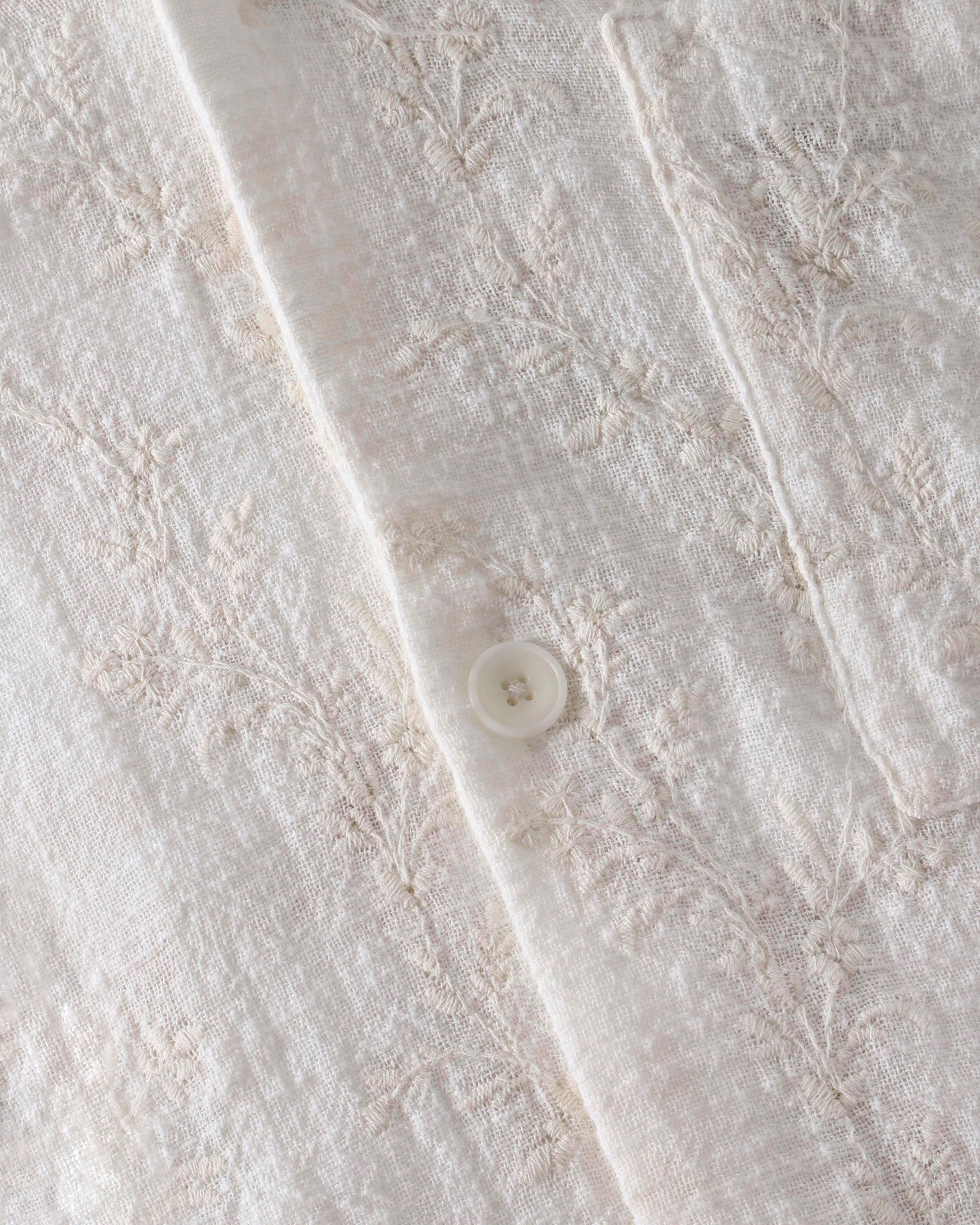 Weisses besticktes Hemd aus Bio-Baumwolle von Rotholz