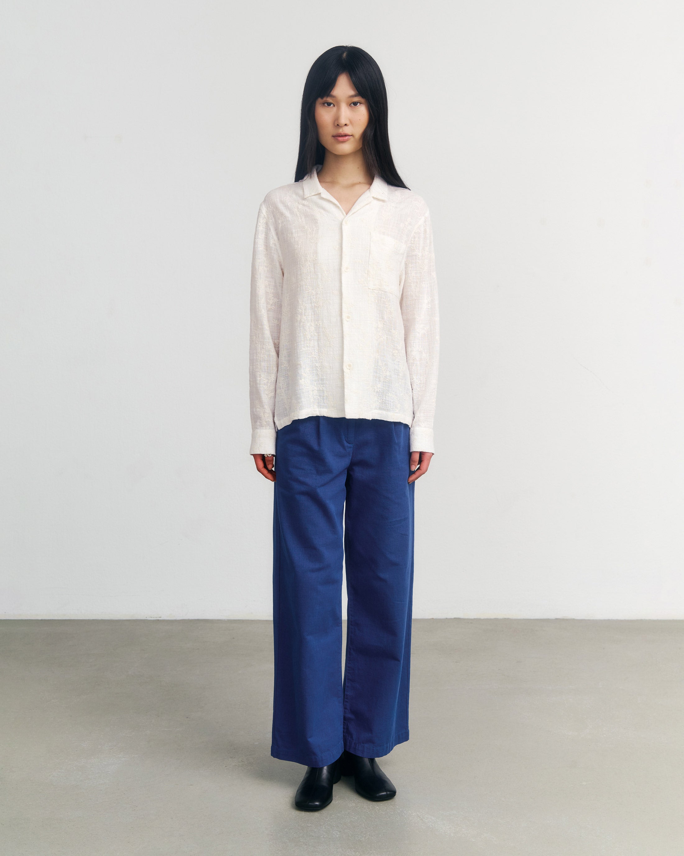 Weisses besticktes Hemd aus Bio-Baumwolle von Rotholz