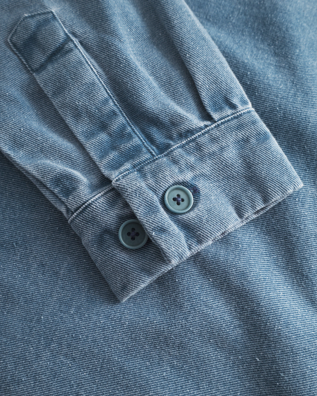 Denimblaues Hemd aus 100% Recycletem Denim von Rotholz