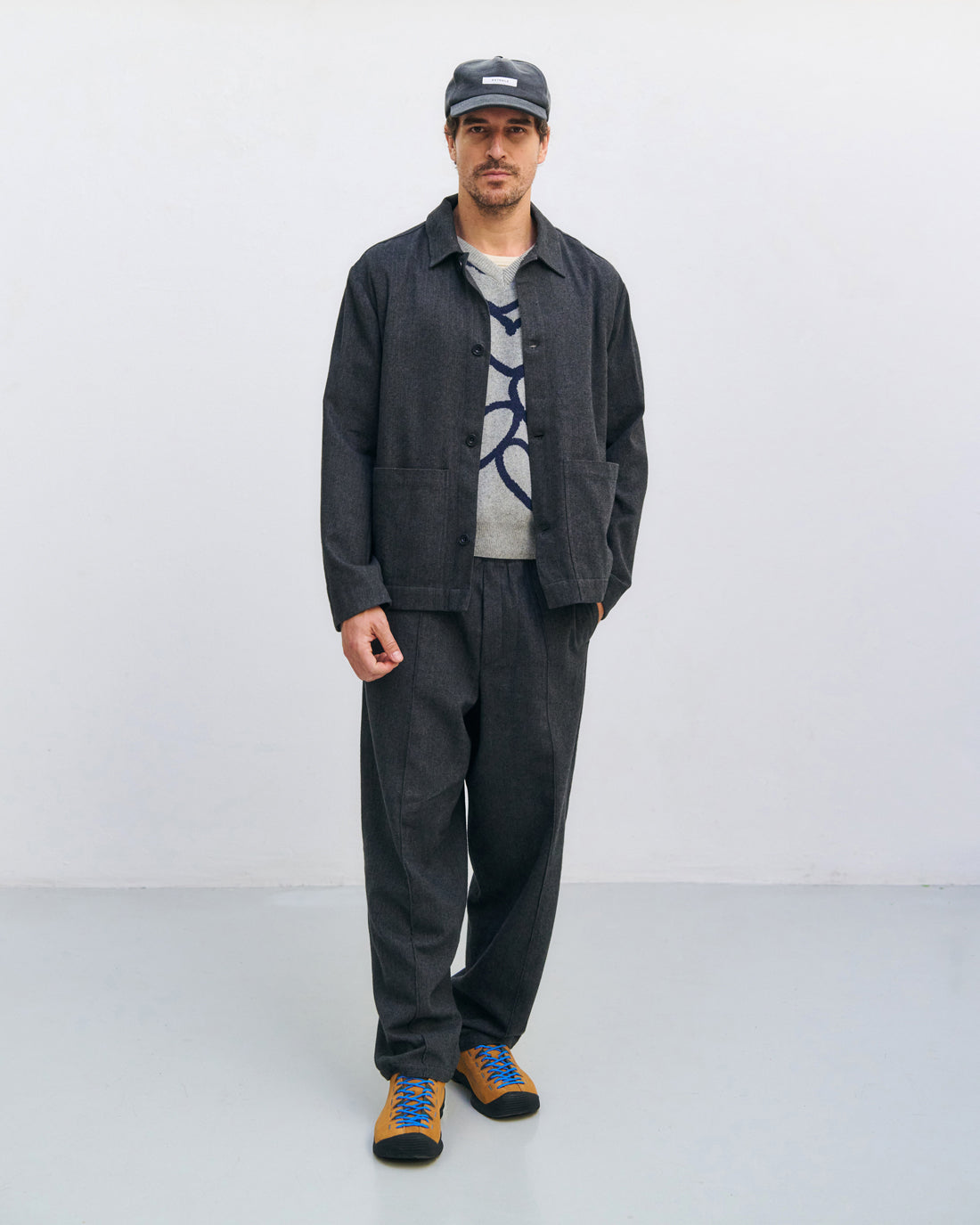 Graue Weite Bundfaltenhose Herringbone aus 100% Bio-Baumwolle