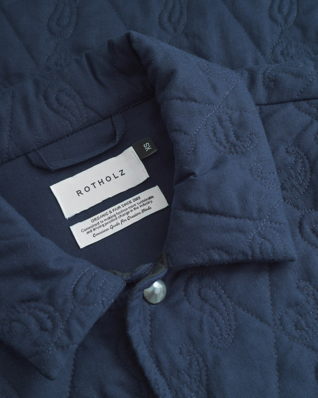 Dunkelblaue Steppjacke aus 100% Bio-Baumwolle von Rotholz