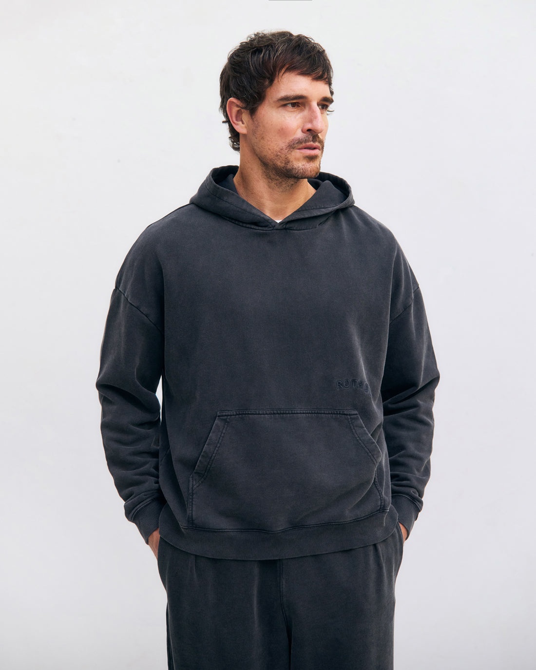 Schwarzer Logo-Hoodie aus 100% Bio-Baumwolle von Rotholz
