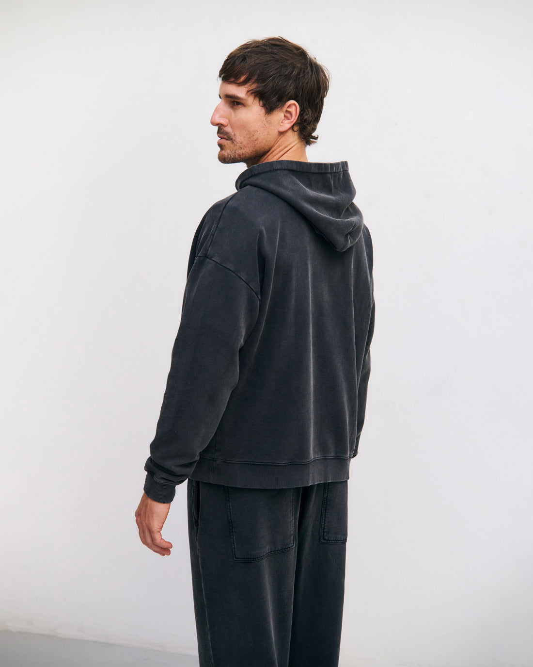 Schwarzer Logo-Hoodie aus 100% Bio-Baumwolle von Rotholz