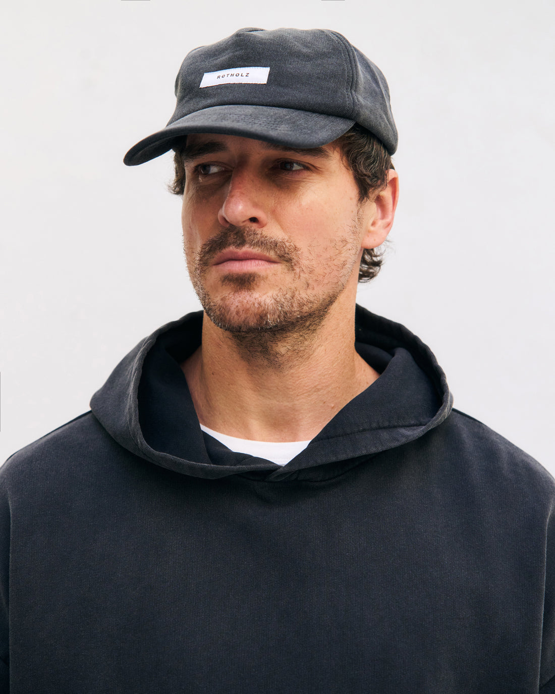 Schwarzer Logo-Hoodie aus 100% Bio-Baumwolle von Rotholz