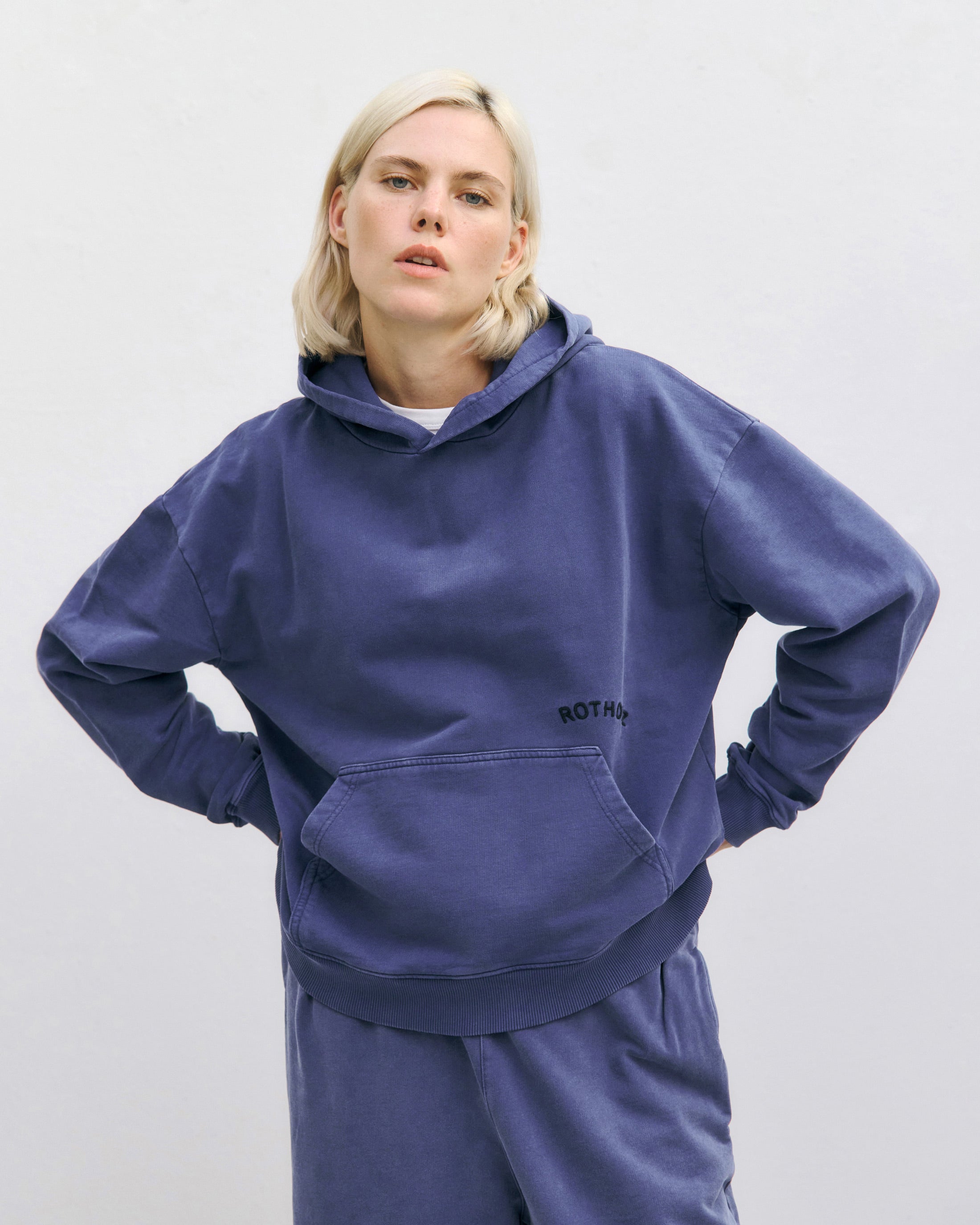Hellblauer Hoodie aus 100% Bio-Baumwolle von Rotholz