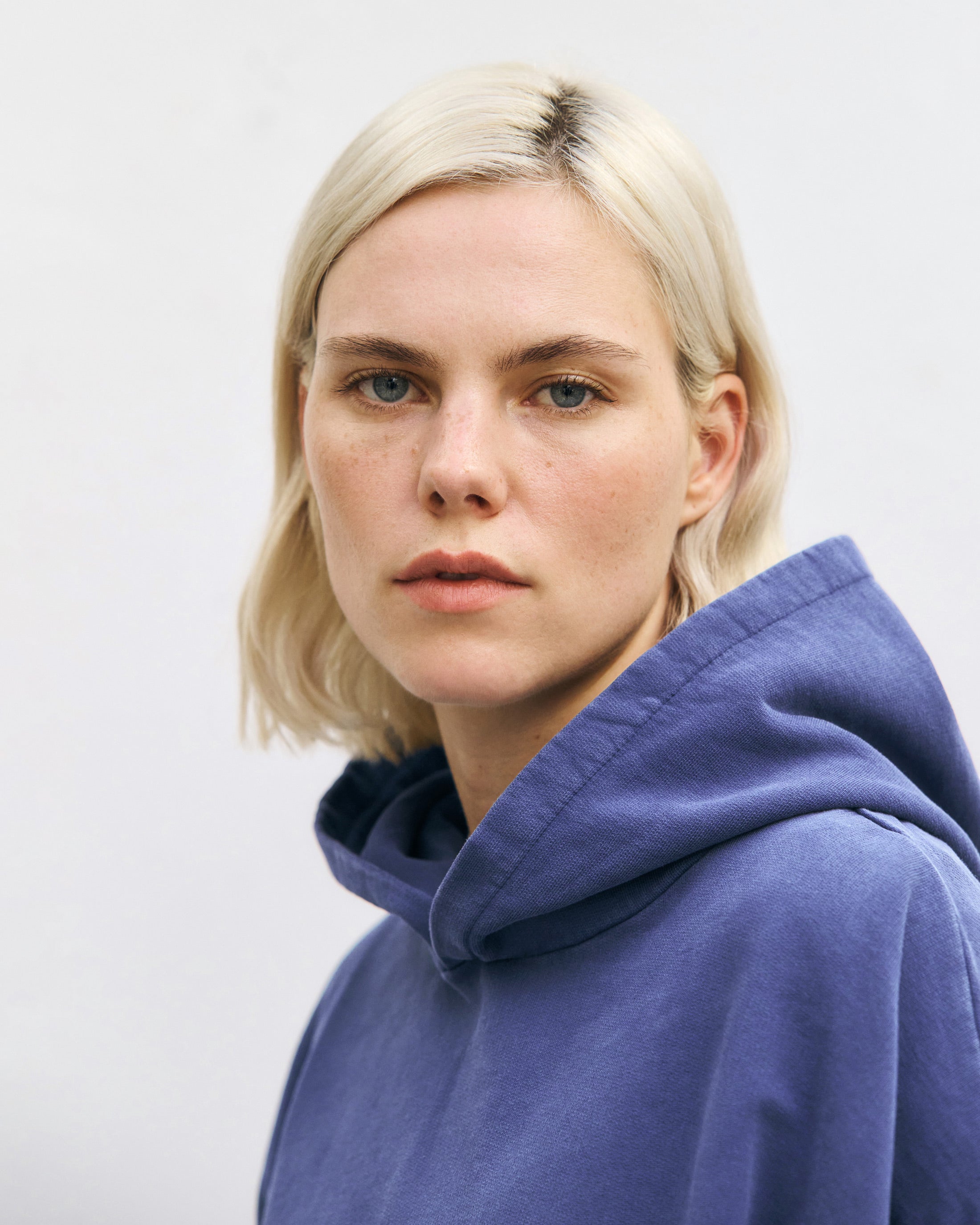 Hellblauer Hoodie aus 100% Bio-Baumwolle von Rotholz