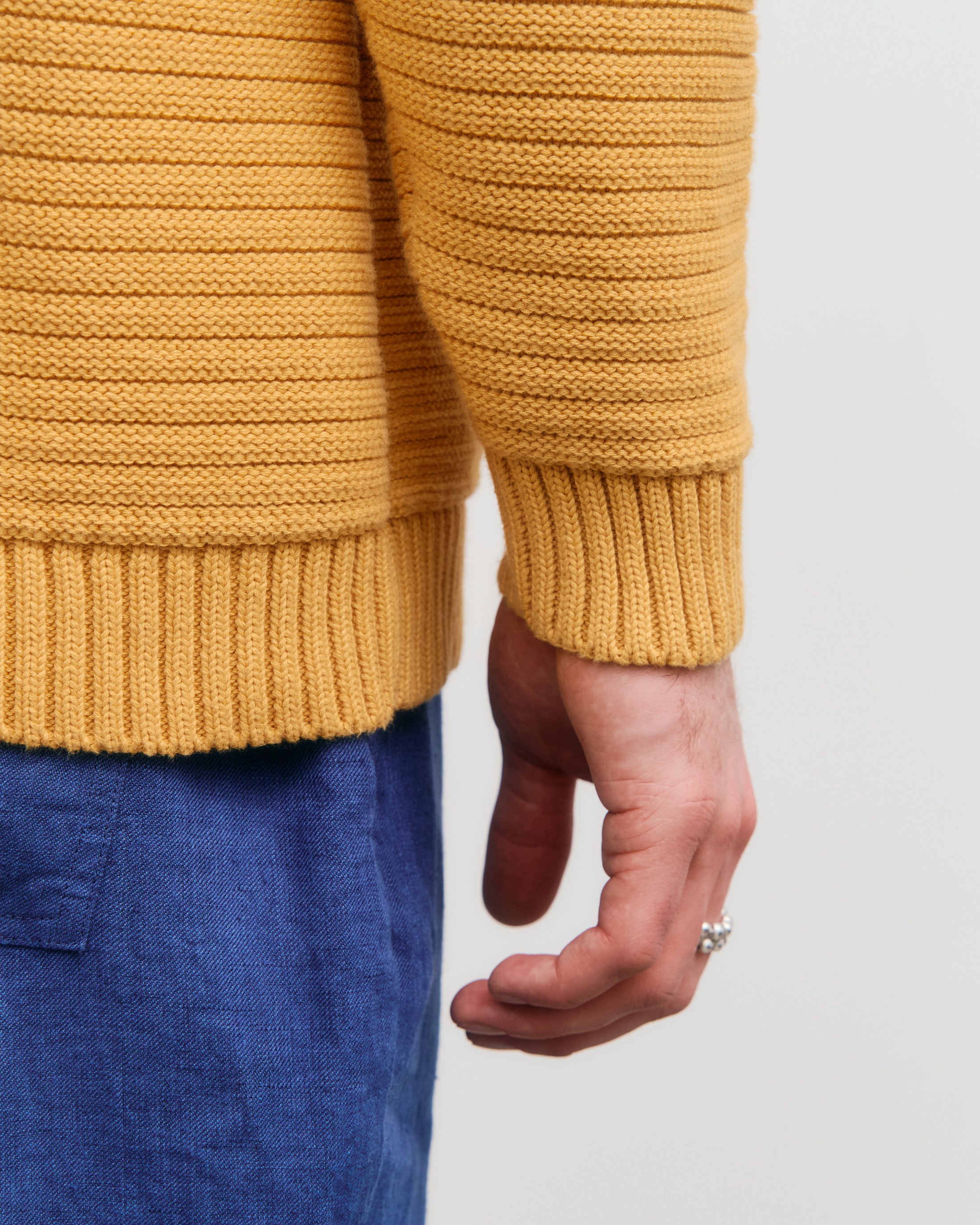 Gelber gerippter Strickpullover aus Bio-Baumwolle von Rotholz