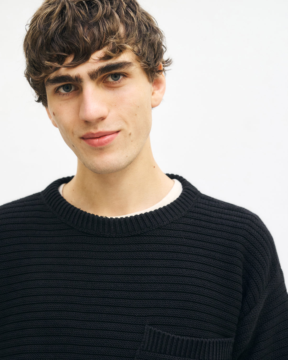 Schwarzer Strickpullover gerippt aus 100% Bio-Baumwolle von Rotholz