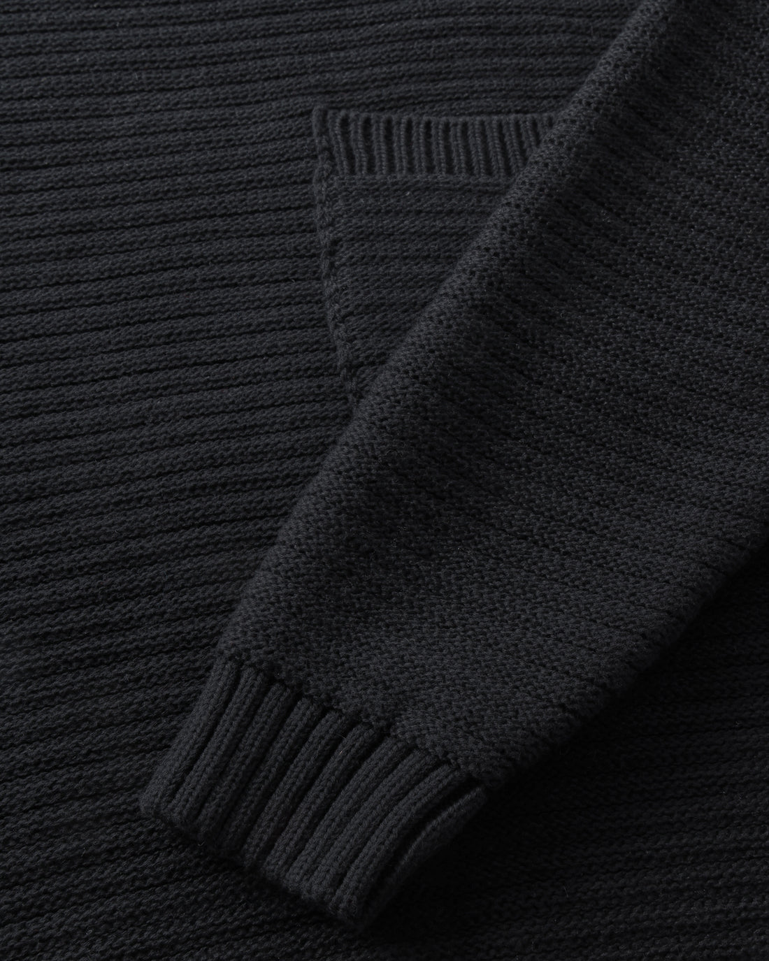Schwarzer Strickpullover gerippt aus 100% Bio-Baumwolle von Rotholz