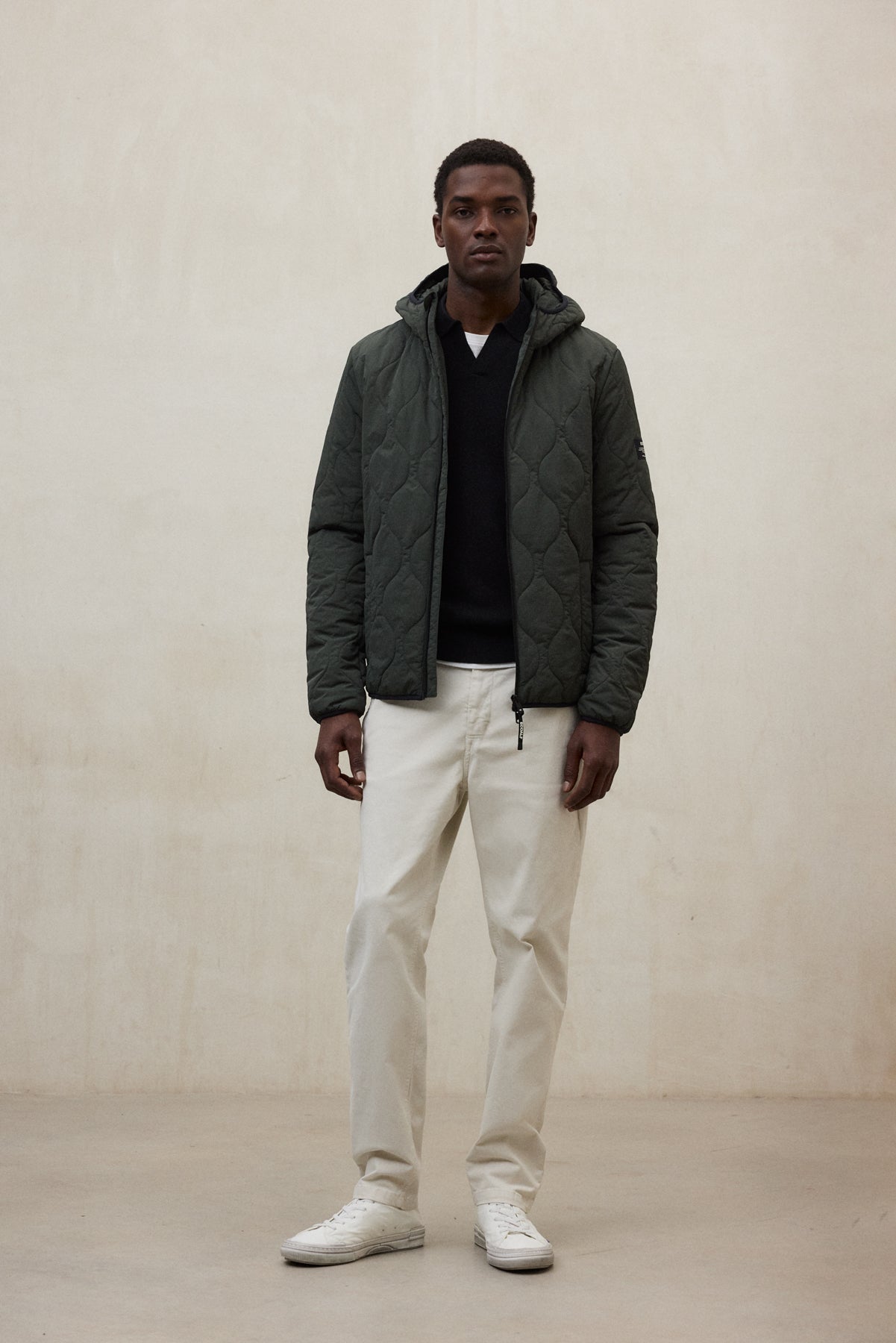 Kurze Jacke mit Kapuze aus recyletem Polyester (PET Flaschen) von ECOALF in oliv