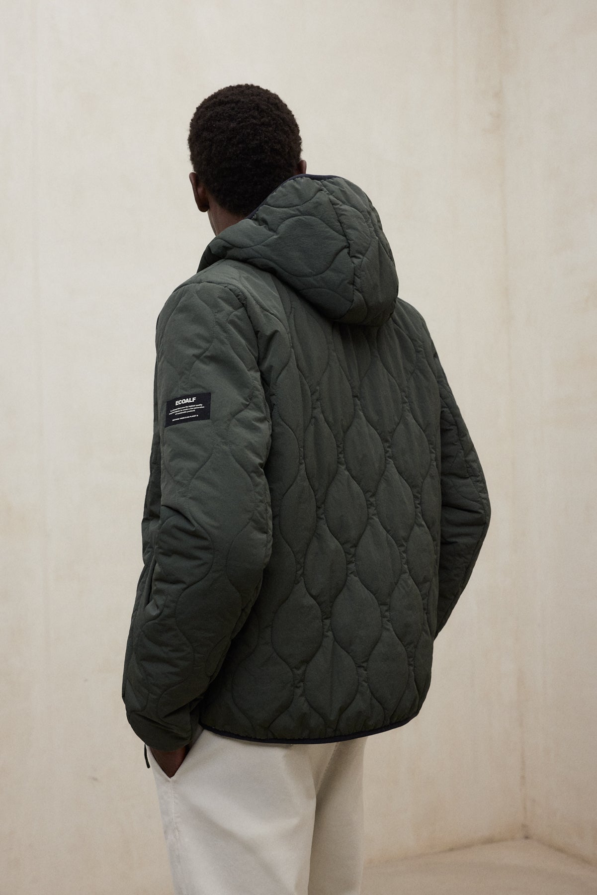 Kurze Jacke mit Kapuze aus recyletem Polyester (PET Flaschen) von ECOALF in oliv