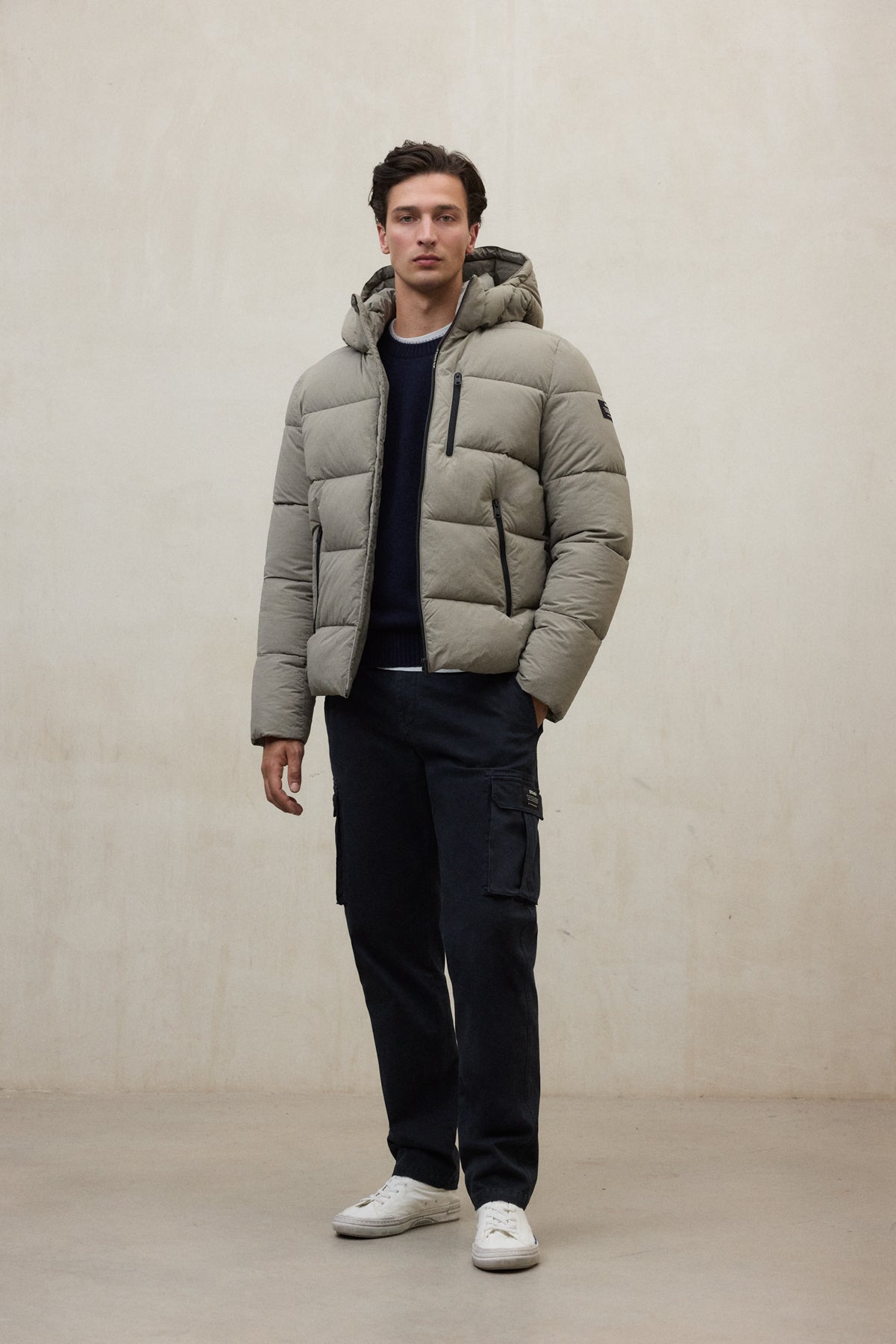 Doudoune courte en polyester recyclé (bouteilles PET) de la marque ECOALF en gris clair