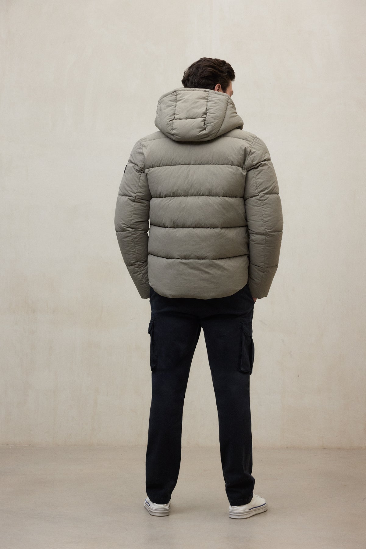 Doudoune courte en polyester recyclé (bouteilles PET) de la marque ECOALF en gris clair