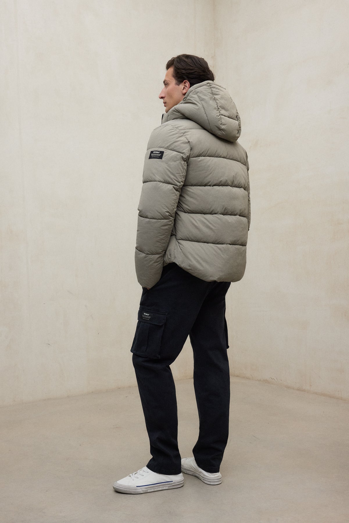 Doudoune courte en polyester recyclé (bouteilles PET) de la marque ECOALF en gris clair