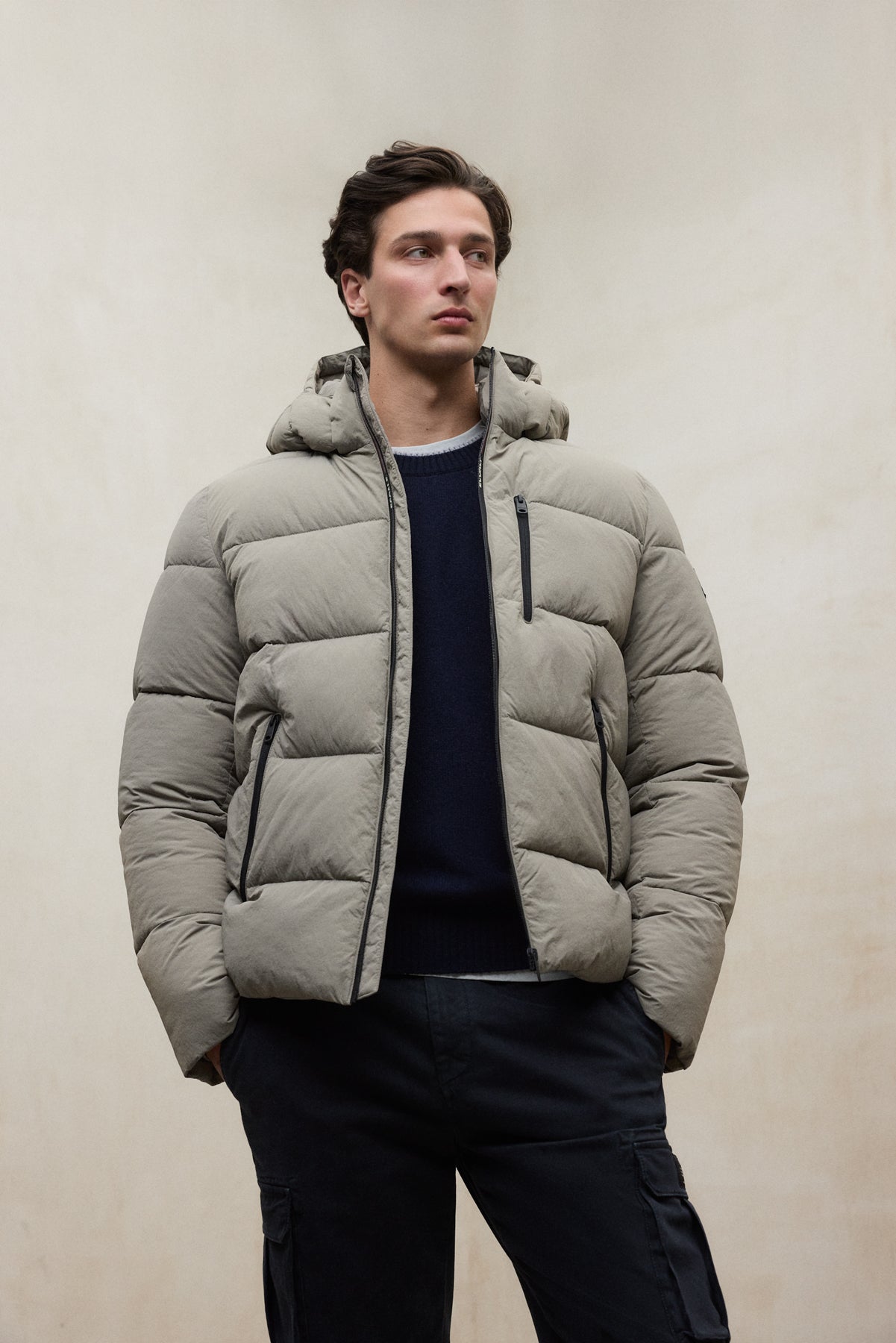 Doudoune courte en polyester recyclé (bouteilles PET) de la marque ECOALF en gris clair