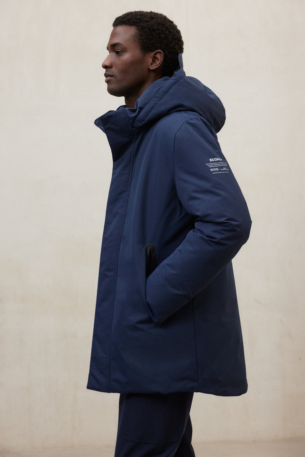 Parka longue en duvet 100 % polyester recyclé (bouteilles PET) par ECOALF en bleu foncé