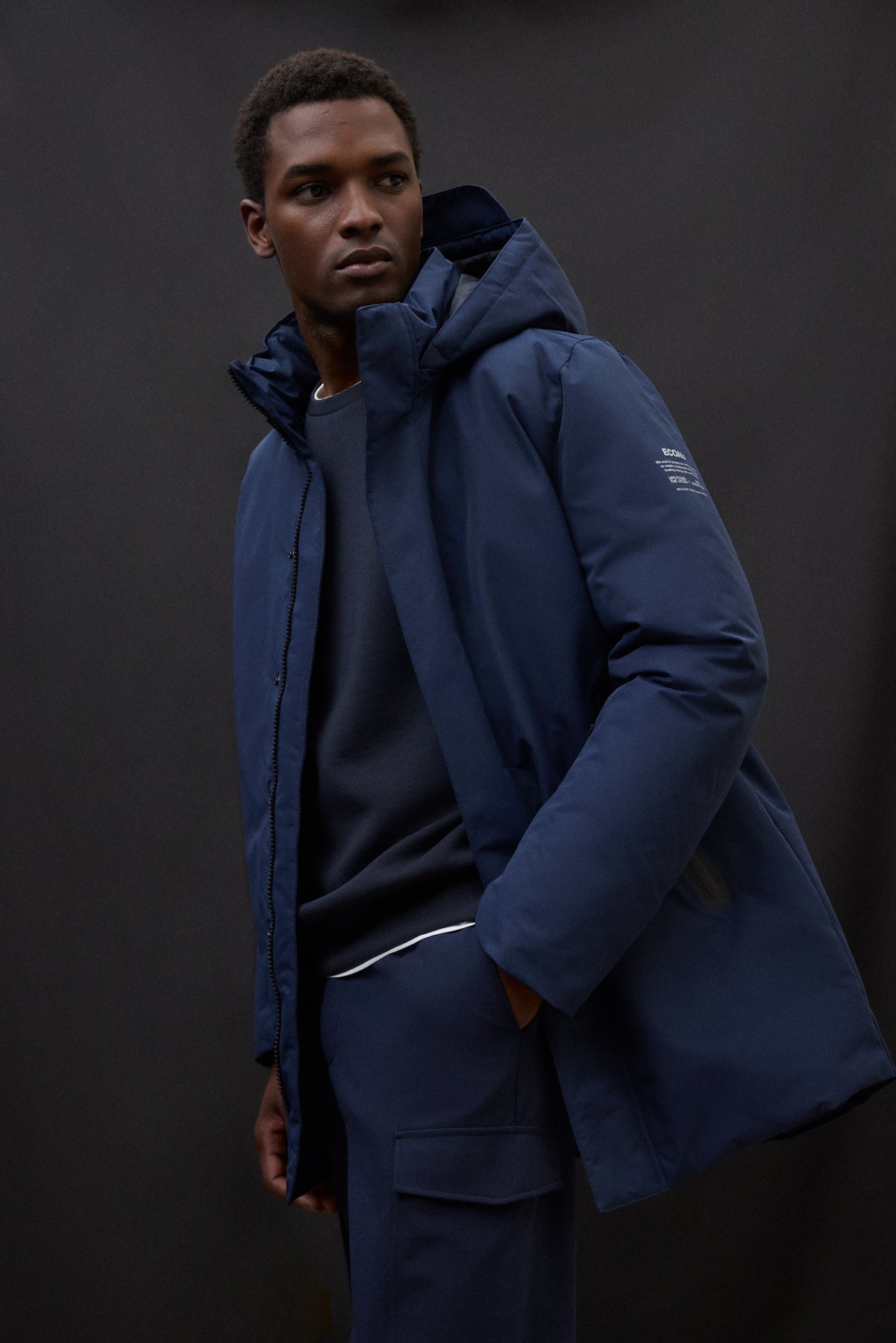 Parka longue en duvet 100 % polyester recyclé (bouteilles PET) par ECOALF en bleu foncé