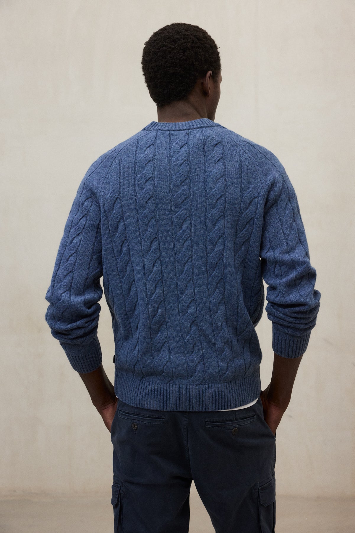Strickpullover mit Rundhalsaussschnitt aus 100% recyleter Wolle von ECOALF in mittelblau meliert