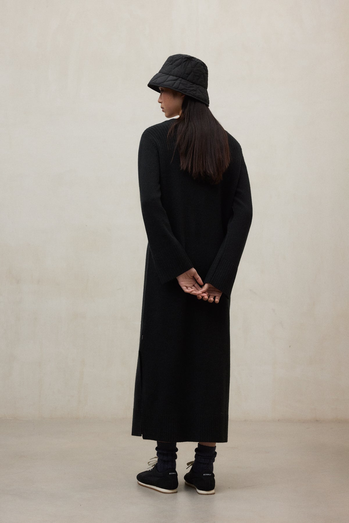 Strickkleid aus 100% recycleter Wolle von ECOALF in schwarz