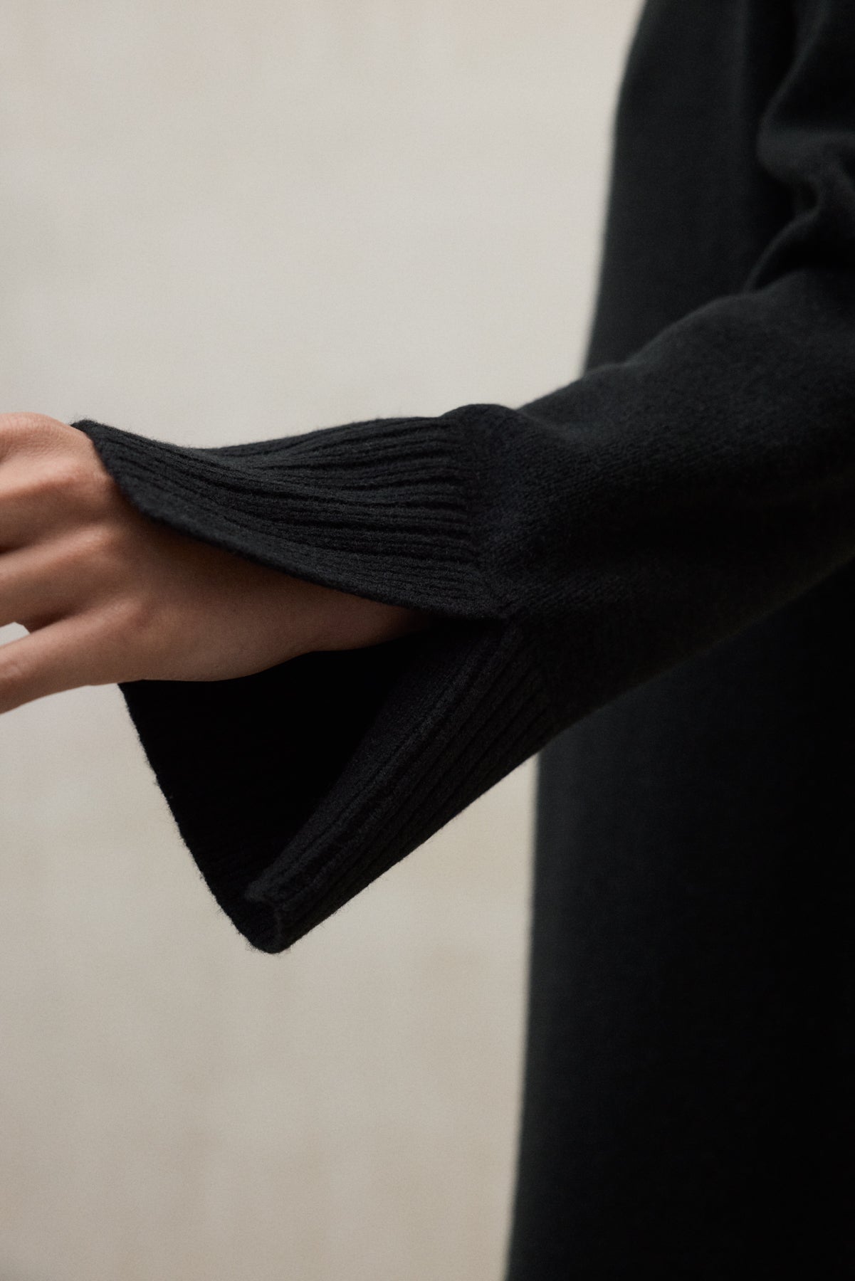 Strickkleid aus 100% recycleter Wolle von ECOALF in schwarz