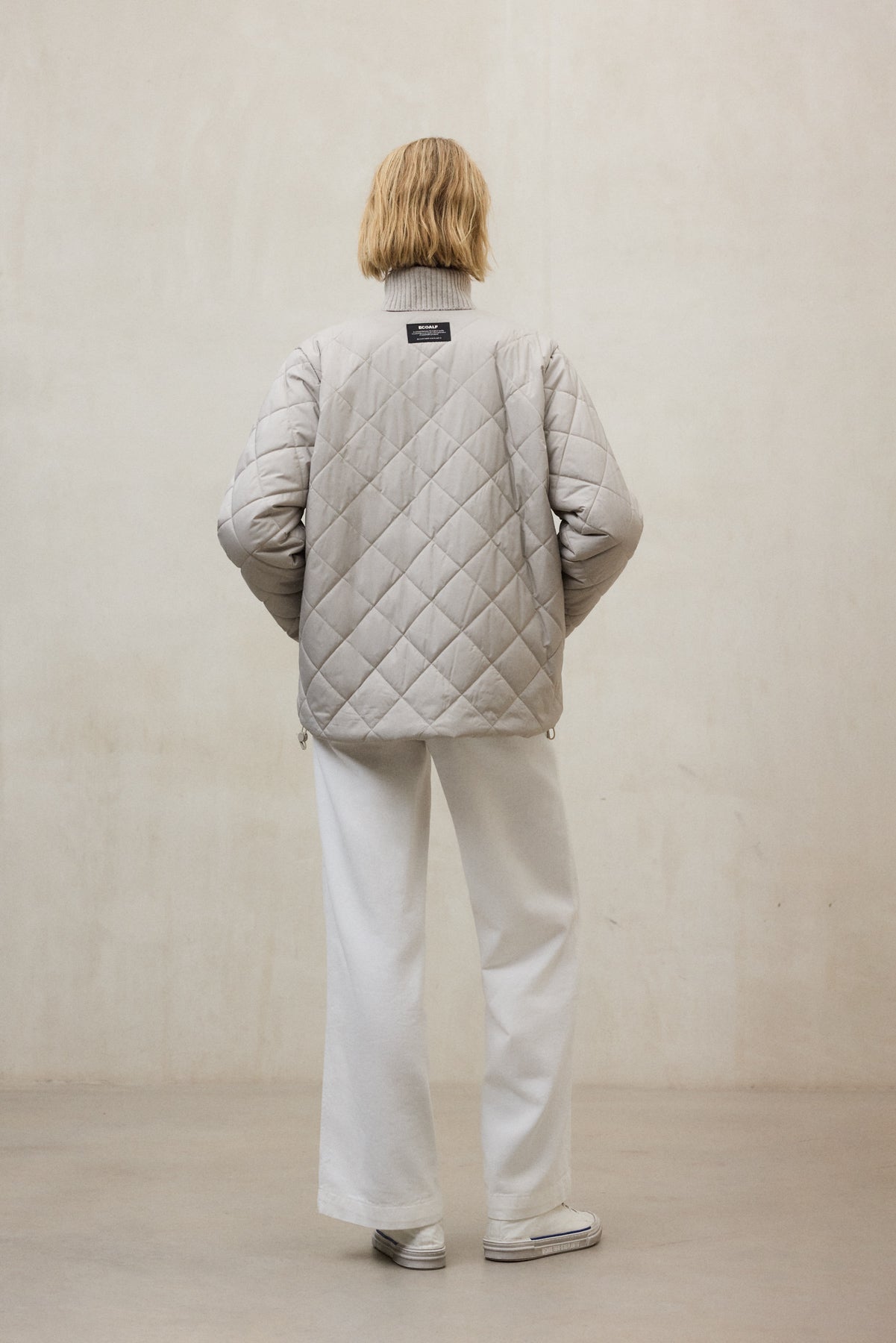 Kurze Wende-Daunenjacke aus 100% recyletem Polyester (PET Flaschen) von ECOALF in beige