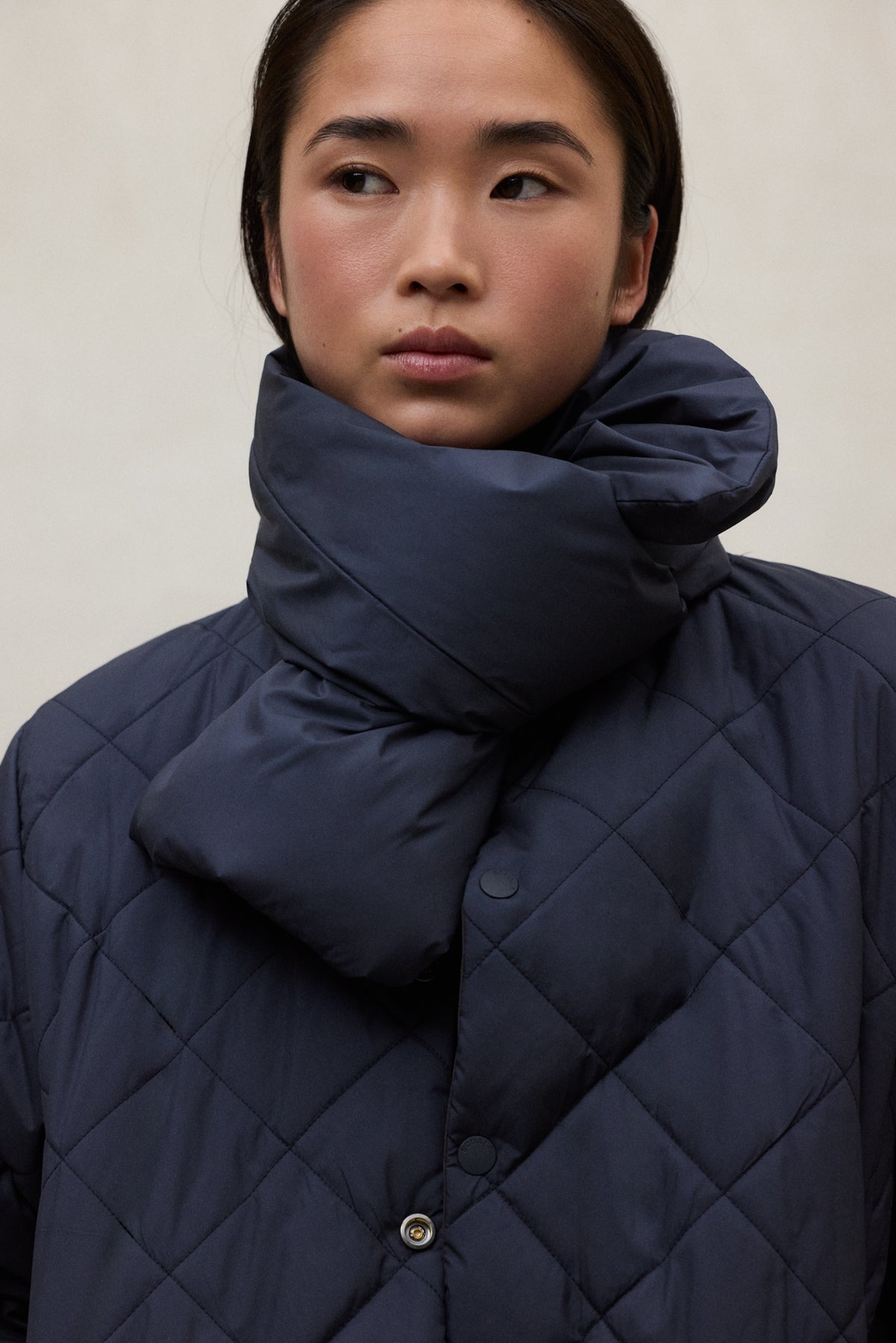 Kurze Wende-Daunenjacke aus 100% recyletem Polyester (PET Flaschen) von ECOALF in dunkelblau
