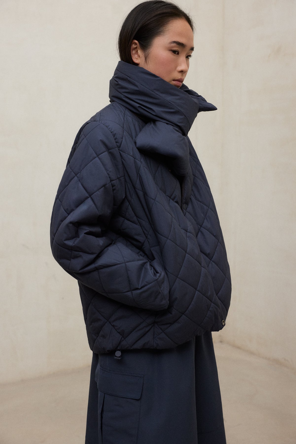 Kurze Wende-Daunenjacke aus 100% recyletem Polyester (PET Flaschen) von ECOALF in dunkelblau