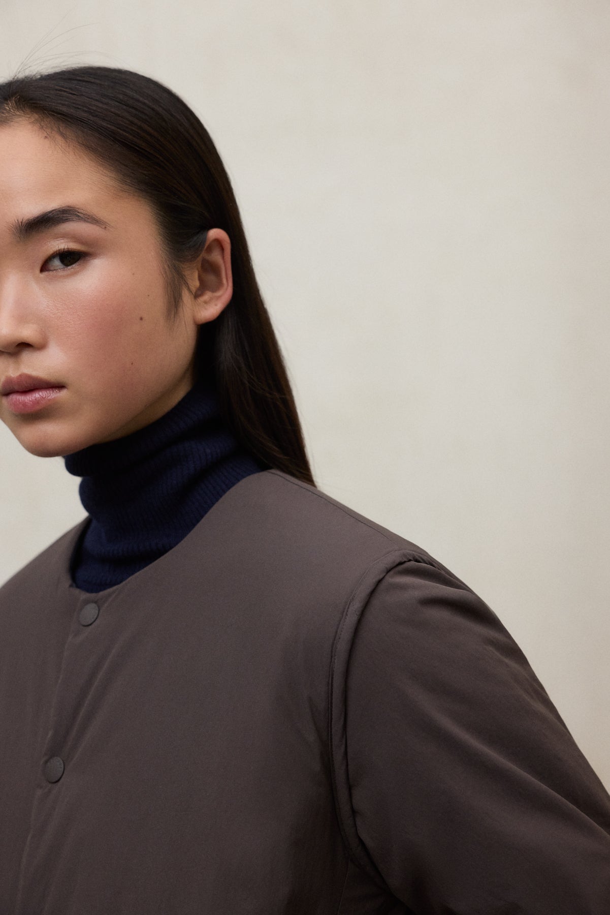 Kurze Wende-Daunenjacke aus 100% recyletem Polyester (PET Flaschen) von ECOALF in dunkelblau