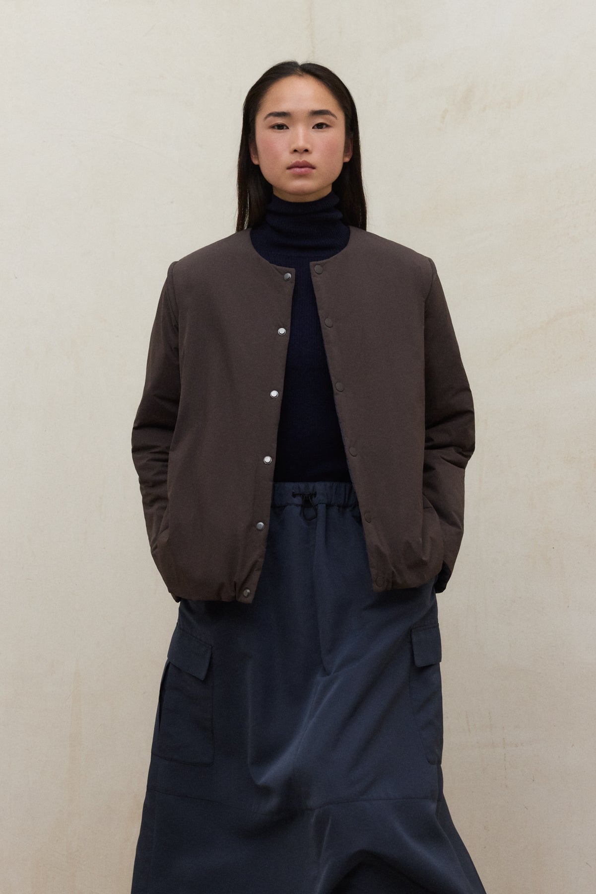 Kurze Wende-Daunenjacke aus 100% recyletem Polyester (PET Flaschen) von ECOALF in dunkelblau