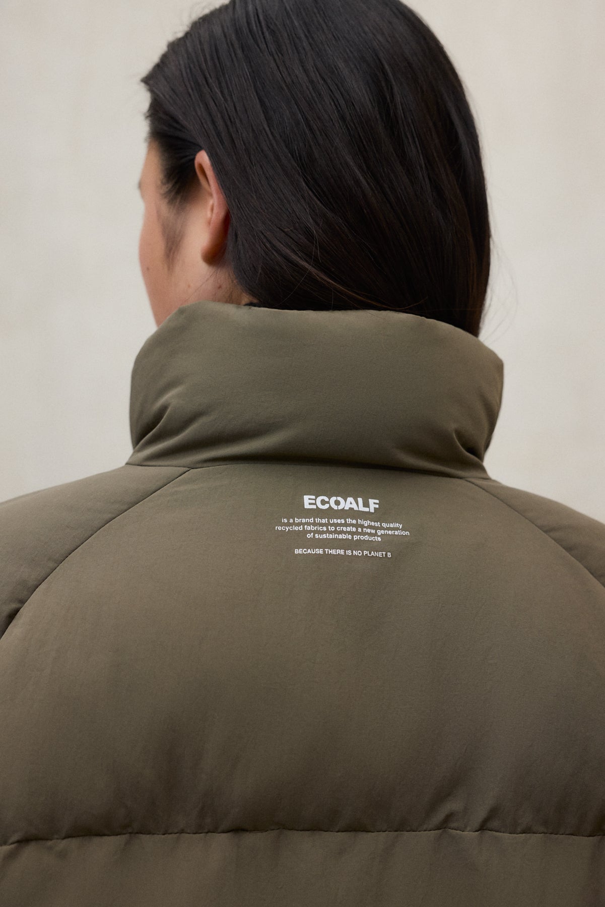 Kurze Puffer-Daunenjacke aus 100% recyletem Polyamid von ECOALF in dark olive